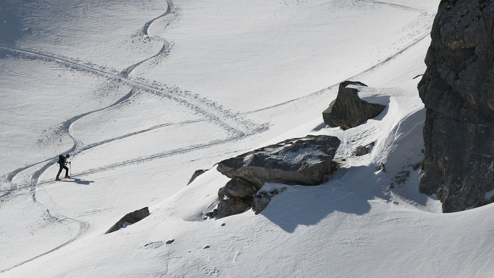 22.02.2020, Bayern, Garmisch-Partenkirchen: Ein Skitourengeher ist im Alpspitzgebiet unterwegs. Foto: Angelika Warmuth/dpa +++ dpa-Bildfunk +++