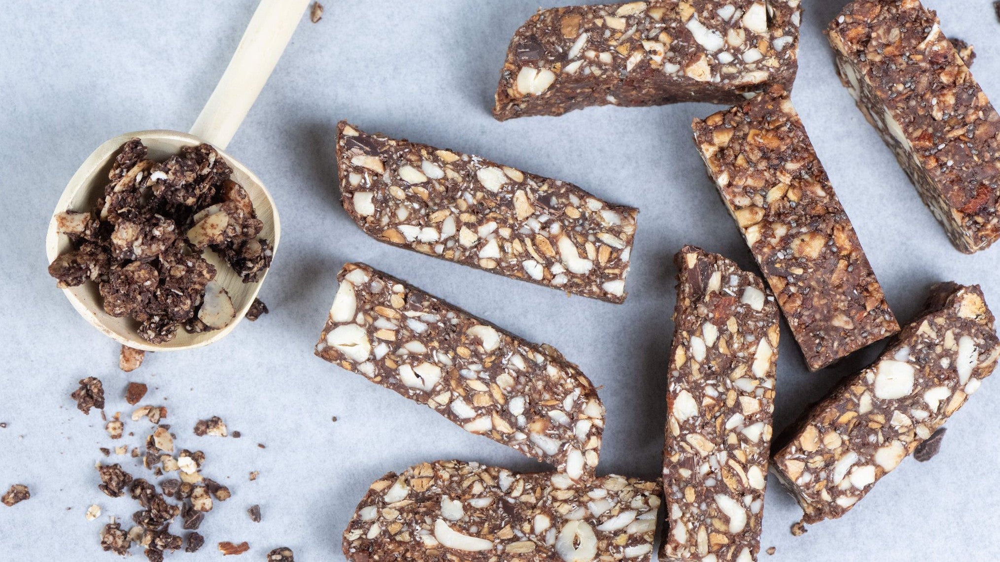 06.01.2024, Sachsen, Dresden: Cashew-Dattel-Riegel liegen auf Backpapier. (Sebastian Kahnert/dpa)
