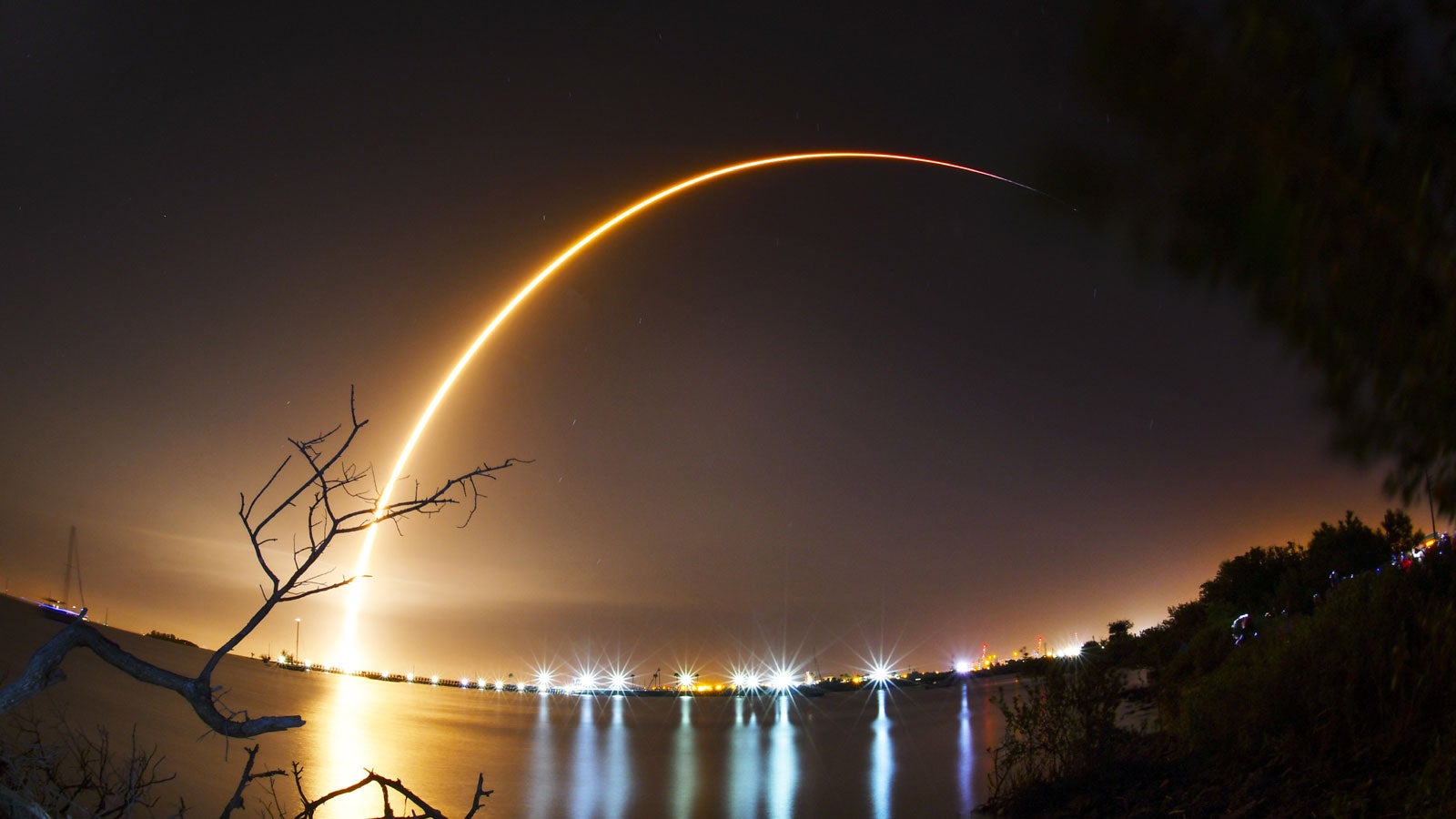 dpatopbilder - 21.02.2019, USA, Cape Canaveral: Eine Rakete der Firma SpaceX vom Typ &laquo;Falcon 9&raquo; hebt mit Israels Sonde &laquo;Beresheet&raquo; und einem indonesischen Kommunikationssatelliten on Bord vom Space Launch Komplex 40 des Weltraumbahnhofs Cape Canaveral ab. Israel hat erstmals eine Raumsonde zum Mond geschickt. Die kleine Sonde &laquo;Beresheet&raquo; begann ihre sieben Wochen lange Reise zu dem Erdtrabanten in der Nacht zum Freitag den 22.02.2019 vom Weltraumbahnhof Cape Canaveral im US-Bundesstaat Florida. Dort startete p&uuml;nktlich um 02.45 Uhr MEZ eine Falcon-9-Rakete des Raumfahrtunternehmens SpaceX. (Langzeitbelichtung) Foto: Malcolm Denemark/Florida Today/AP/dpa +++ dpa-Bildfunk +++