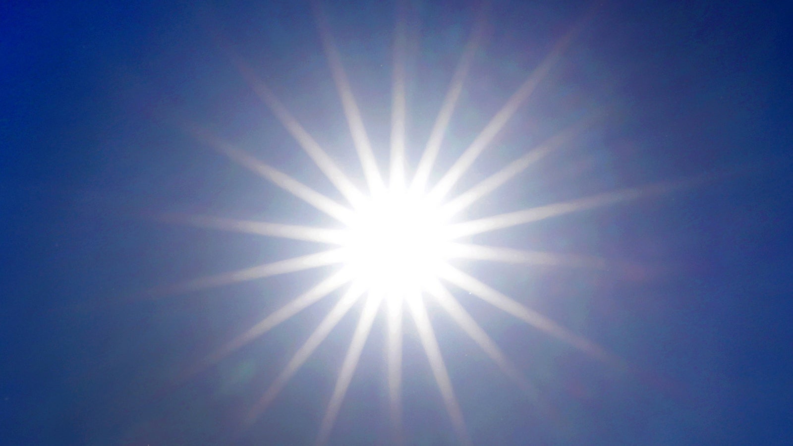 ACHTUNG: SPERRFRIST 22. APRIL 08:15 UHR. SPERRFRIST: FREITAG, 08:00 - ARCHIV - 27.06.2019, Nordrhein-Westfalen, D&uuml;sseldorf: Die Sonne strahlt von einem wolkenlosen Himmel. (zu dpa: "Sommer 2021 in Europa war w&auml;rmster seit Beginn der Aufzeichnungen") Foto: Martin Gerten/dpa +++ dpa-Bildfunk +++