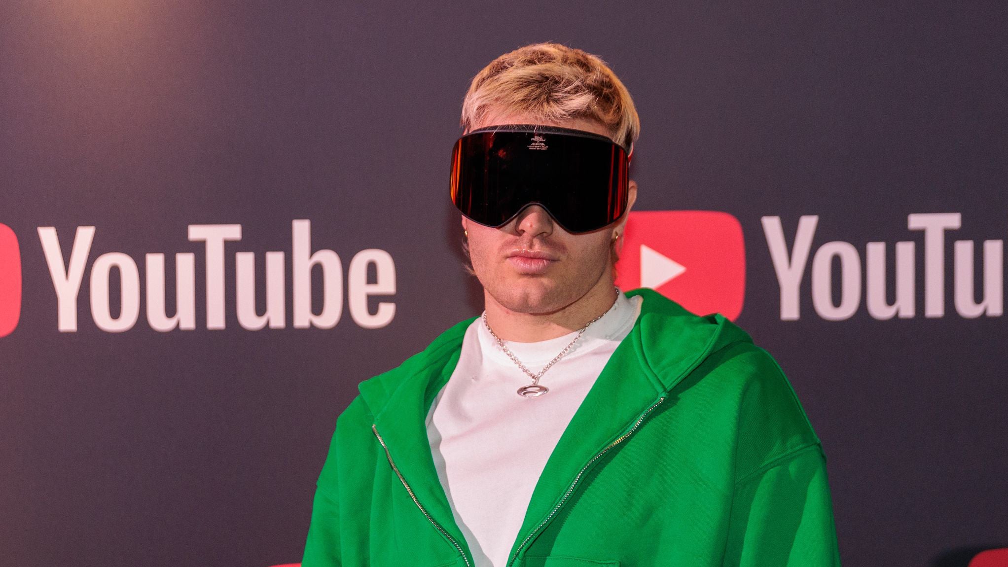 Je dicker die Brille desto cooler? Rapper Ski Aggu ist bekannt f&uuml;r seine Skibrille. Diesen Sommer werden Sie wom&ouml;glich viele Leute mit Ski-, Masken, Shield- oder Biker-Brillen sehen. Dezent ist out. (Carsten Koall/dpa)