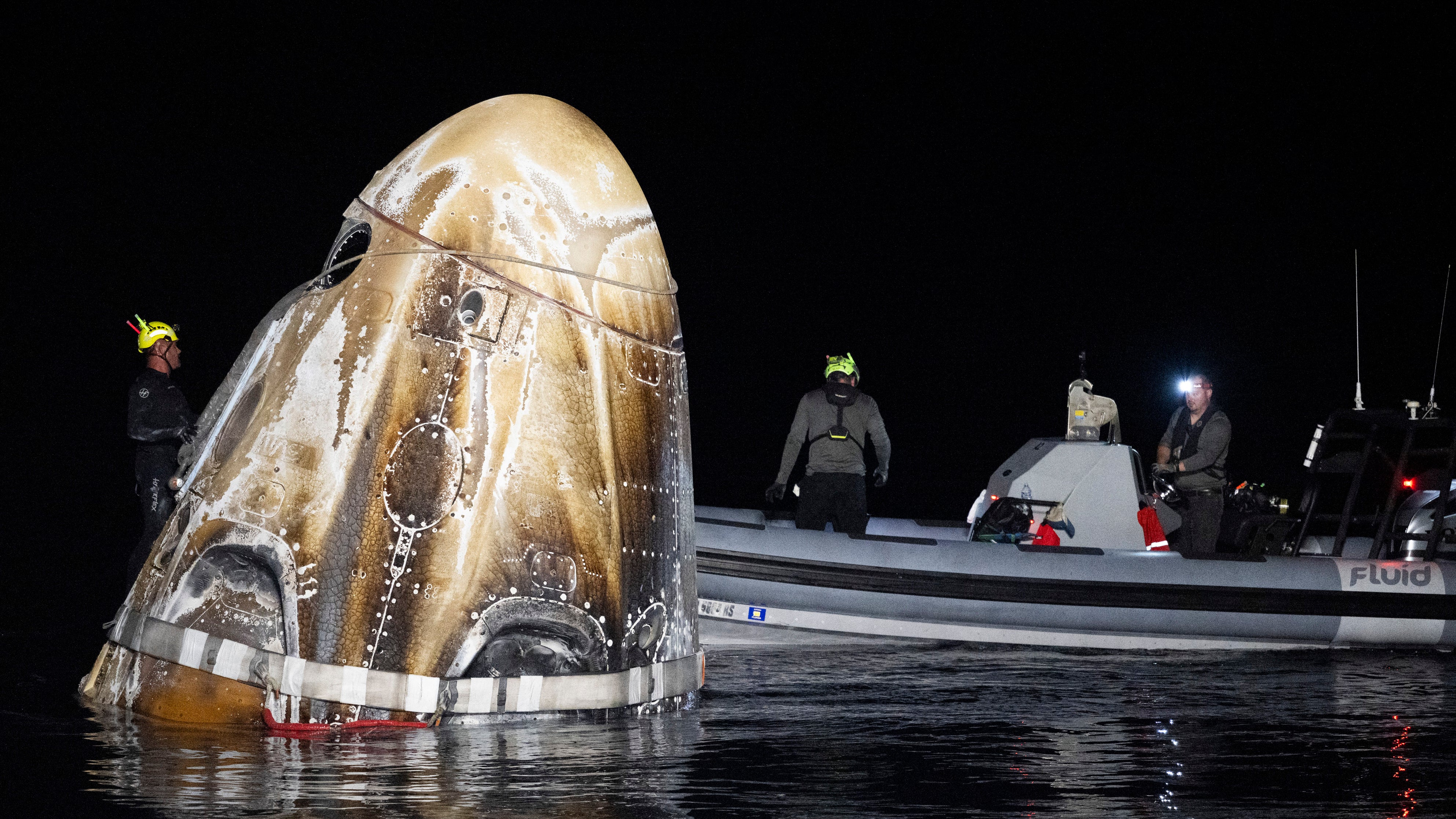 Freitag, 25. Oktober 2024, Pensacola, Florida: Das von der Nasa zur Verf&uuml;gung gestellte Foto zeigt Unterst&uuml;tzungsteams bei der Arbeit um das SpaceX Dragon Endeavour-Raumschiff kurz nach seiner Landung im Golf von Mexiko (NASA/Joel Kowsky via AP)
