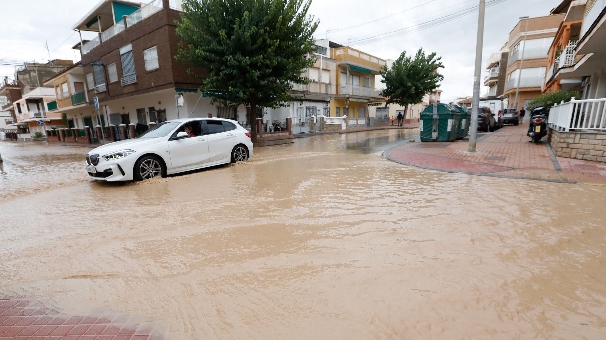 11.10.2025, Spanien, Los Alc&aacute;zares: In dem K&uuml;stenort kam es zu schweren &Uuml;berschwemmungen aufgrund der starken Regenf&auml;lle, die durch den DANA (depresi&oacute;n aislada en niveles altos) "Alice" verursacht wurden. (Edu Botella/EUROPA PRESS/dpa)