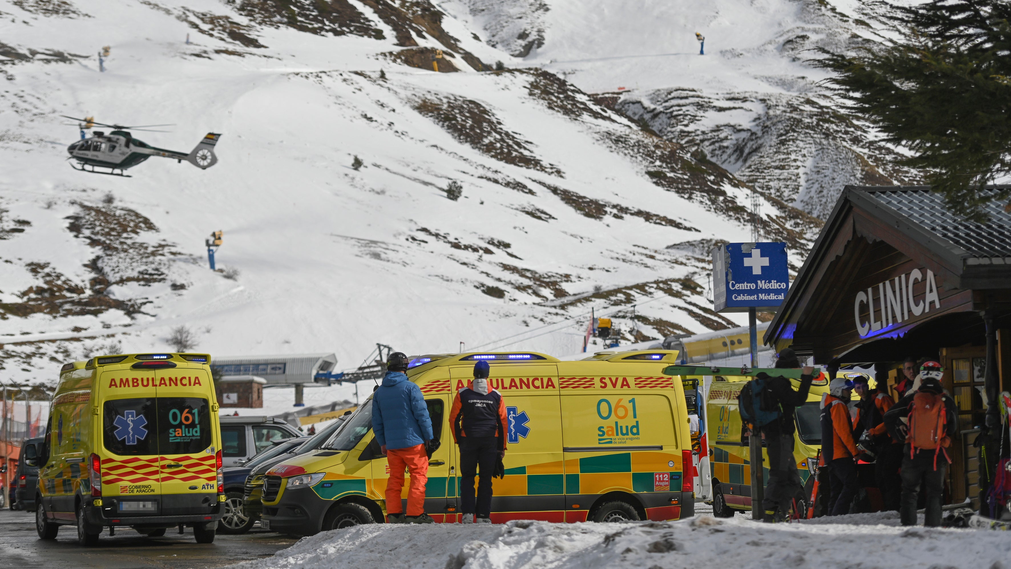 18.01.2025, Spanien, Huesca: Mehrere Krankenwagen sind vor dem medizinischen Zentrum des Skigebiets Astun zu sehen. (Ver&oacute;nica Lacasa/EUROPA PRESS/dpa)

