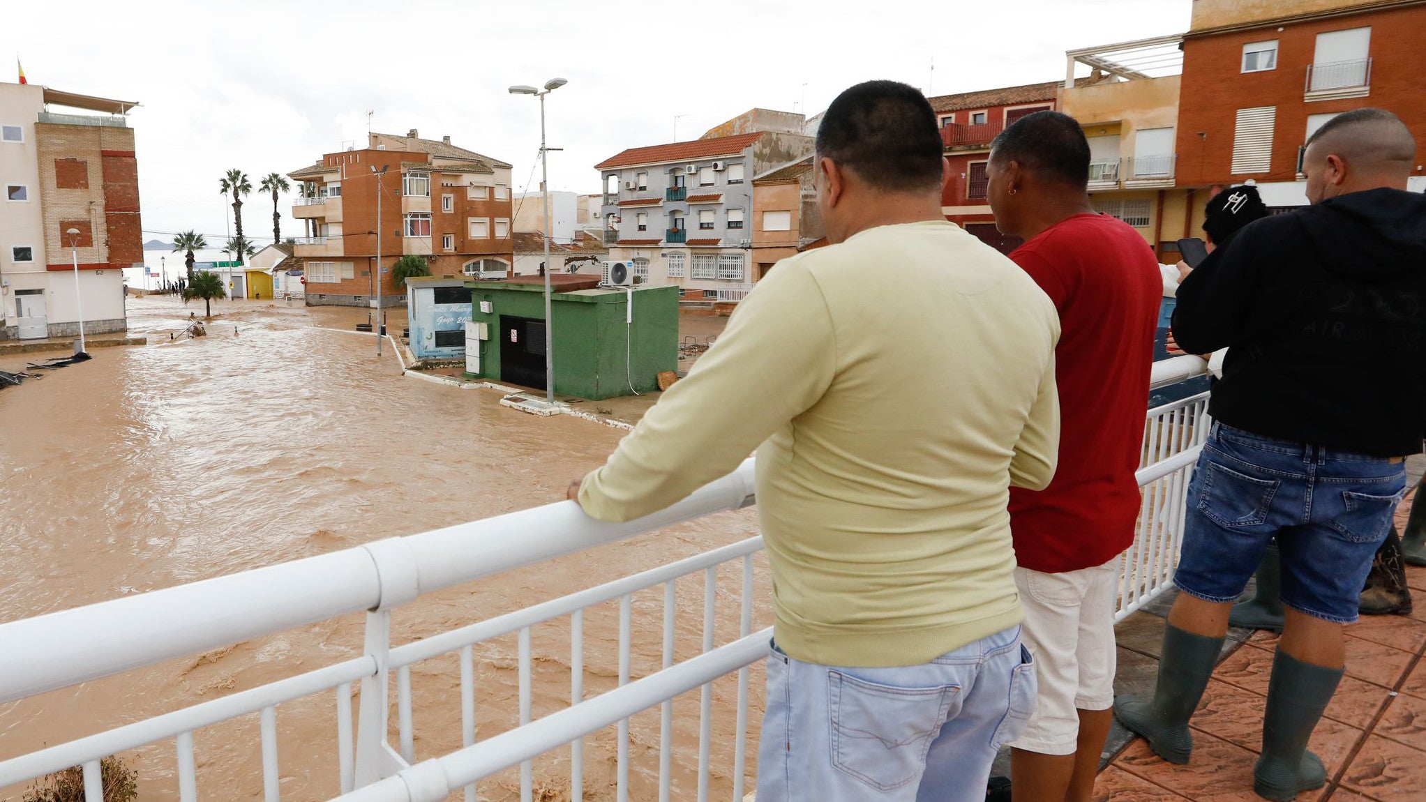 11.10.2025, Spanien, Los Alc&aacute;zares: In dem K&uuml;stenort kam es zu schweren &Uuml;berschwemmungen aufgrund der starken Regenf&auml;lle, die durch den DANA (depresi&oacute;n aislada en niveles altos) "Alice" verursacht wurden. In nur zw&ouml;lf Stunden fielen mehr als 150 Liter pro Quadratmeter, die Kan&auml;le und Wadis wie La Mara&ntilde;a zum Einsturz gebracht und den Postrasvase-Kanal zum &Uuml;berlaufen gebracht haben. (Edu Botella/EUROPA PRESS/dpa)