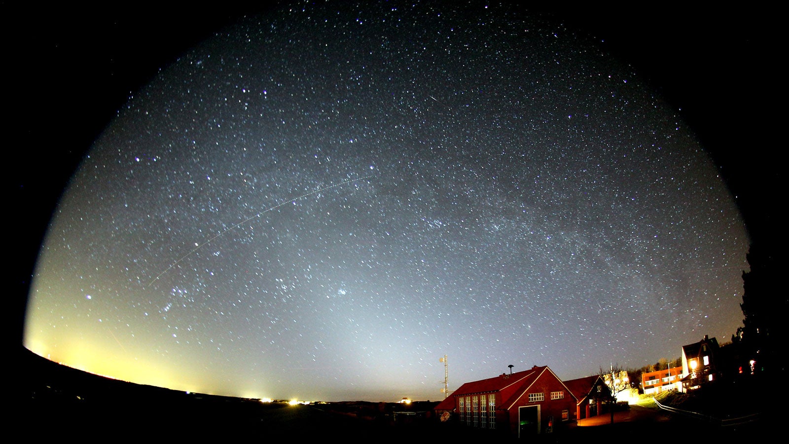 ARCHIV - 19.03.2020, Niedersachsen, Spiekeroog: Blick in den Sternenhimmel &uuml;ber Spiekeroog. Die ostfriesische Insel arbeitet an der Auszeichnung zum Sternenpark und hat daf&uuml;r zuletzt die Stra&szlig;enlaternen gedimmt. (zu dpa "Spiekeroog ist auf dem Weg zum Sternenpark - Laternen gedimmt") Foto: --/Andreas H&auml;nel/dpa - ACHTUNG: Nur zur redaktionellen Verwendung im Zusammenhang mit der aktuellen Berichterstattung und nur mit vollst&auml;ndiger Nennung des vorstehenden Credits +++ dpa-Bildfunk +++

