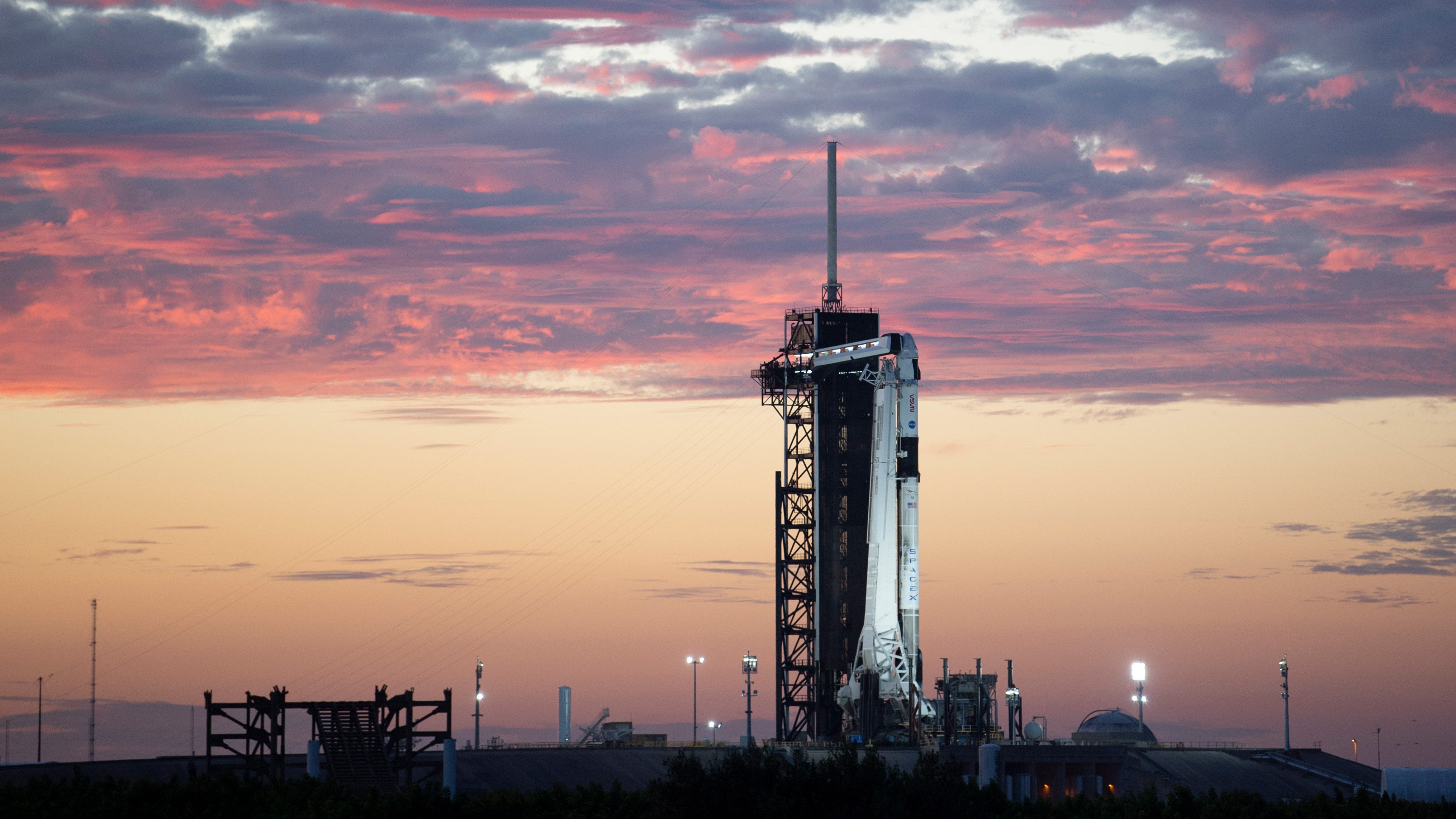 HANDOUT - 27.10.2021, USA, Cape Canaveral: Auf diesem von der NASA ver&ouml;ffentlichten Foto steht eine SpaceX Falcon 9-Rakete mit dem Crew Raumschiff Dragon bei Sonnenuntergang aufrecht auf der Startrampe am Launch Complex 39A, w&auml;hrend die Vorbereitungen f&uuml;r die Crew-3-Mission im Kennedy Space Center in Cape Canaveral fortgesetzt werden. Erstmals seit drei Jahren soll mit Matthias Maurer am Montag (21.51 Uhr Ortszeit, 3.51 Uhr MEZ am Dienstag) wieder ein deutscher Astronaut ins All fliegen. Foto: Joel Kowsky/NASA/AP/dpa - ACHTUNG: Nur zur redaktionellen Verwendung und nur mit vollst&auml;ndiger Nennung des vorstehenden Credits +++ dpa-Bildfunk +++