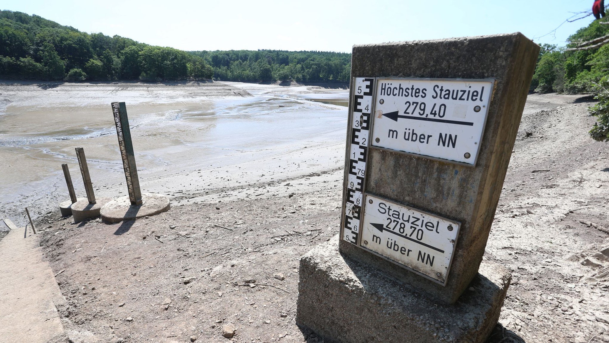 Die Steinbachtalsperre bei Euskirchen im Juli 2021, nachdem das Wasser abgelassen wurde (David Young/dpa)

