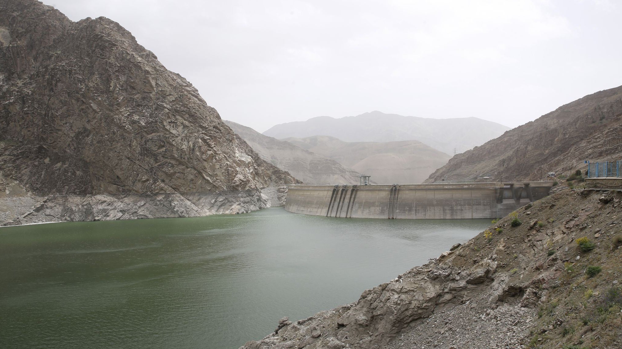 08.03.2025, Iran: Blick auf den Amir-Kabir-Staudamm bei Teheran. Laut neuesten Daten ist er wegen geringer Niederschl&auml;ge nur noch zu sieben Prozent gef&uuml;llt. (dpa)