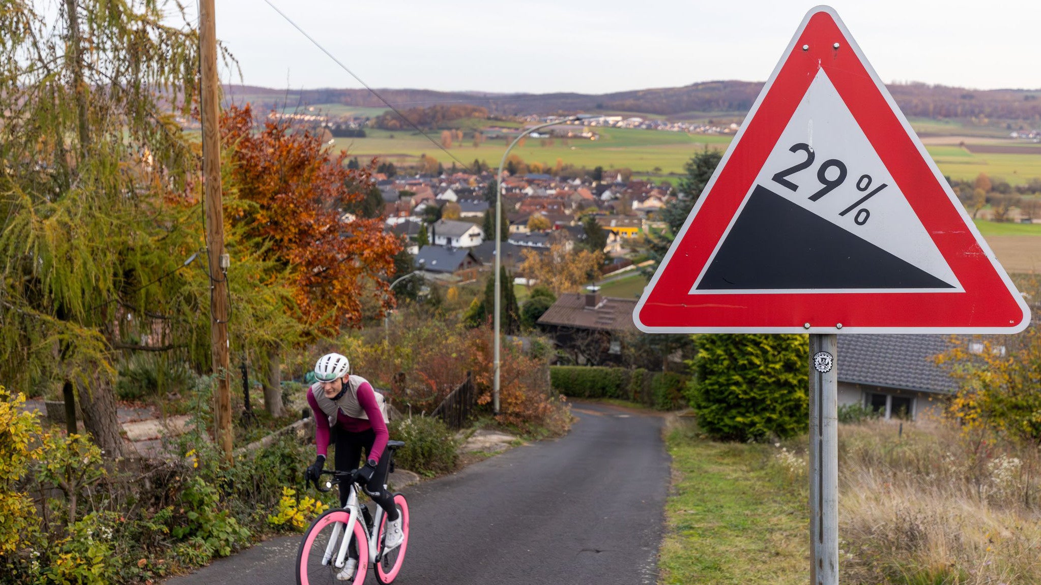 12.11.2025, Hessen, Ranstadt: Mit 29 Prozent Steigung geh&ouml;rt der Hasenpfad in Ranstadt-Dauernheim zu den steilsten Stra&szlig;en in Deutschland. Auf einer Trainingstour erklimmt Triathlet Jan K&uuml;nne aus Niddatal mit seinem Rennrad den Hang. (Christian Lademann/dpa)

