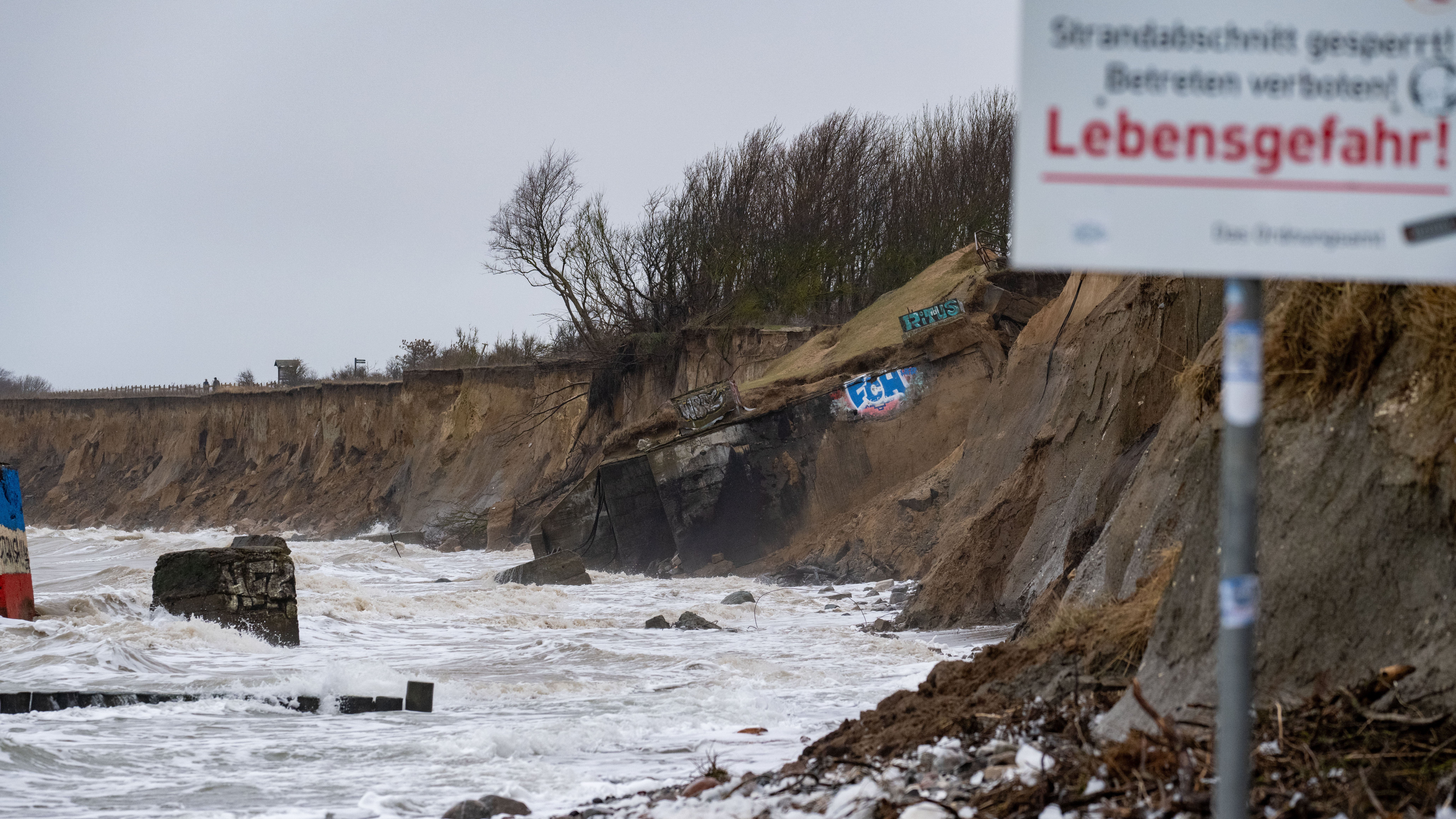 19.02.2024, Mecklenburg-Vorpommern, Ahrenshoop: Bereits Anfang des Jahres war an der Steilk&uuml;ste zwischen den Ostseeb&auml;dern Ahrenshoop und Wustrow im Ortsteil Niehagen in Mecklenburg-Vorpommern ein ehemaliger &Uuml;berwachungsbunker der DDR-Streitkr&auml;fte abgerutscht. (Stefan Sauer/dpa)