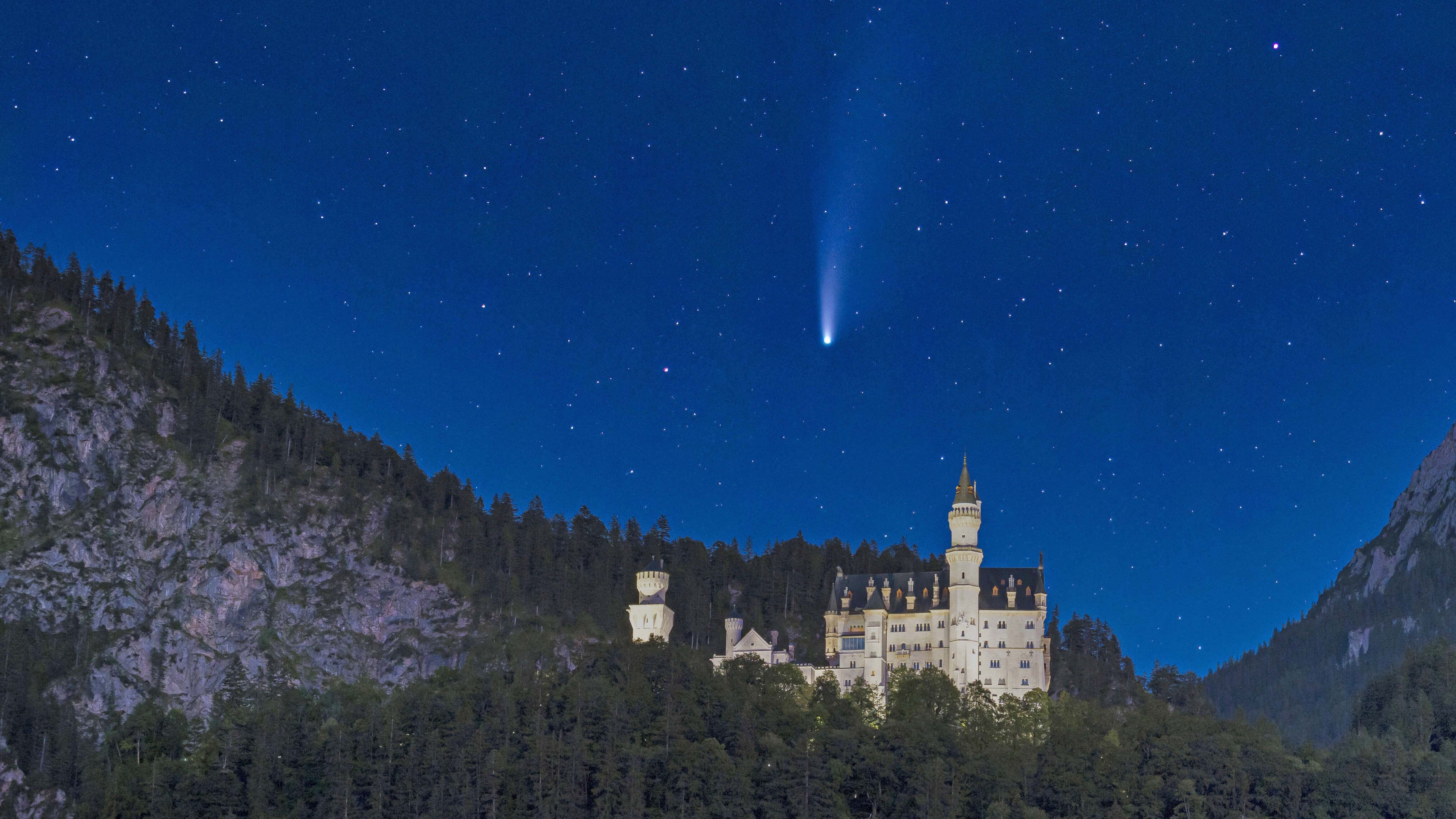 Schloss Neuschwanstein bei Nacht, mit Sternschnuppe, Composing, Deutschland, Bayern, Allgaeu Neuschwanstein Castle at night, Germany, Bavaria, Allgaeu BLWS661429 *** Neuschwanstein Castle at night, with shooting star, composing, Germany, Bavaria, Allgaeu Neuschwanstein Castle at night, Germany, Bavaria, Allgaeu BLWS661429 Copyright: xblickwinkel/allOver/TPHx