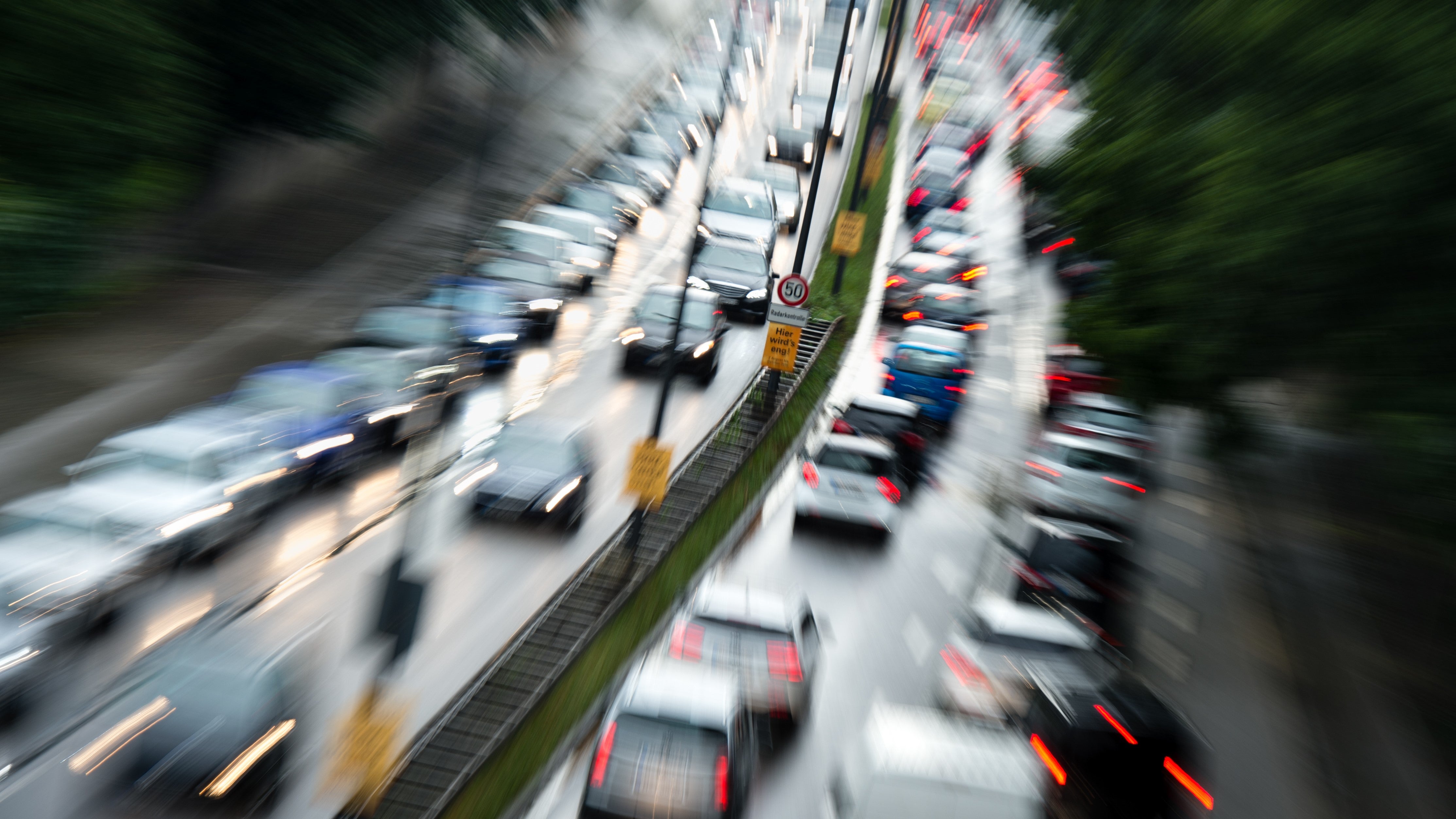 Der Verkehr staut sich am 10.08.2016 auf dem Mittleren Ring B2R in M&uuml;nchen (Bayern) auf H&ouml;he des Isarrings. (Zu dpa &laquo;Bilanz zur Luftbelastung mit Feinstaub und Stickstoffdioxid in Bayern bis Ende November&raquo; vom 02.12.2017) Foto: Matthias Balk/dpa +++(c) dpa - Bildfunk+++