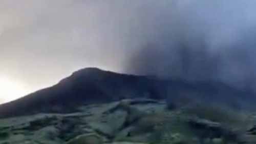 HANDOUT - 04.07.2024, Italien, Stromboli: Auf diesem Screenshot aus einem Video, das vom italienischen nationale Institut f&cedil;r Geophysik und Vulkanologie (INGV) zur Verf&cedil;gung gestellt wurde, sieht man dichte Qualmwolken &cedil;ber dem Vulkan Stromboli. Auf der italienischen Vulkaninsel Stromboli im Mittelmeer gilt nach einem heftigen Rumoren des gleichnamigen Vulkans die h&circ;chste Alarmstufe rot. Die Beh&circ;rden riefen die Bev&circ;lkerung auf, die Lage im Blick zu behalten und die Anweisungen des Zivilschutzes genau zu befolgen. (zu dpa: &acute;Alarmstufe rot auf Vulkaninsel Stromboli&ordf;) Foto: -/INGV/dpa +++ dpa-Bildfunk +++