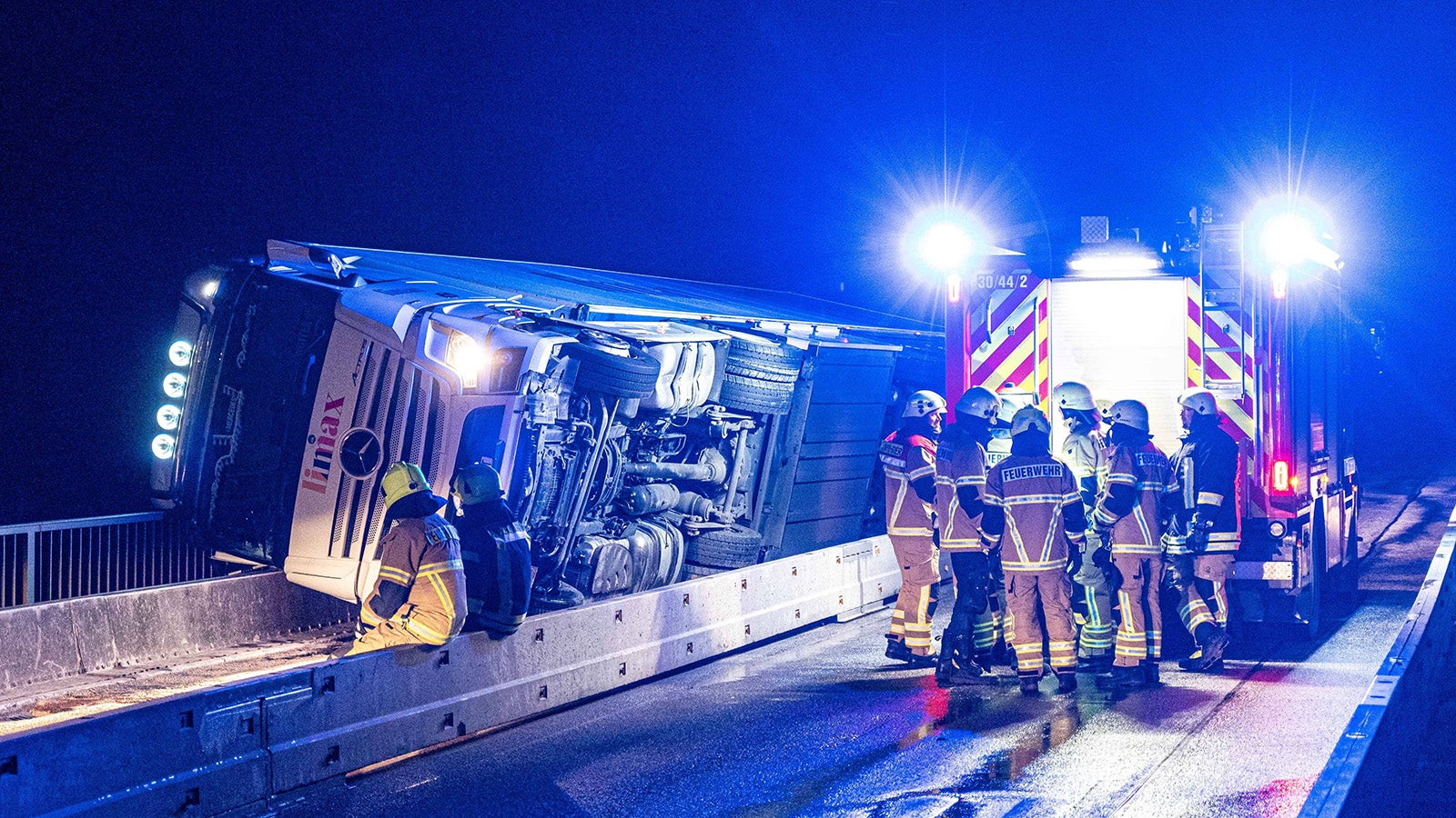  Erneut kippt 40-Tonnen LKW auf Fehmarnsundbr&uuml;cke um am 21.02.2022, Fehmarn, Fehmarnsundbr&uuml;cke In der Nacht zum Montag 21.02.2022 ist auf der Fehmarnsundbr&uuml;cke erneut ein 40-Tonnen-LKW umgekippt. Schon am Wochenende kippten 2 40-Tonnen LKW und ein PKW um. / FOTO: DENNIS ANGENENDT *** Again tilts 40 tons truck on Fehmarnsund Bridge on 21 02 2022, Fehmarn, Fehmarnsund Bridge In the night to Monday 21 02 2022 is on the Fehmarnsund Bridge again a 40 tons truck tipped over Already on the weekend 2 40 tons truck and a car tipped over PHOTO DENNIS ANGENENDT Copyright: xBEAUTIFULxSPORTS/Angenendtx