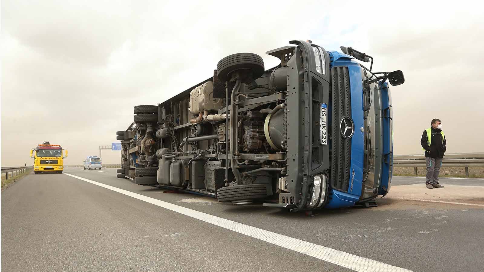 In Garzweiler wehten Sturmb&ouml;en einen Lkw auf der Autobahn 44 um. Foto: David Young/dpa
