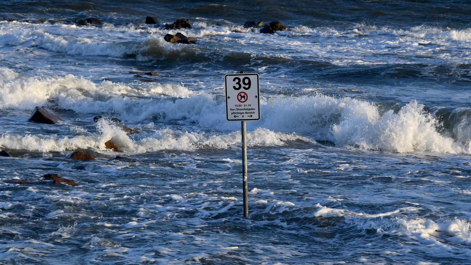 02.01.2019, Schleswig-Holstein, Sch&ouml;nberger Strand: Der Ostseestrand ist bereits &uuml;bersp&uuml;lt. An der Ostseek&uuml;ste wird eine Sturmflut mit einem Wasserstand von bis zu 1,50 Metern &uuml;ber Normal erwartet. Foto: Carsten Rehder/dpa +++ dpa-Bildfunk +++ 
Credit: dpa 