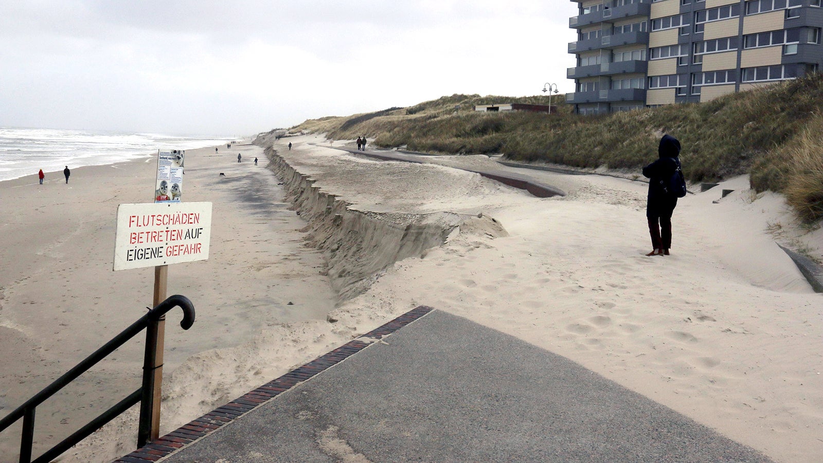 31.01.2022, Niedersachsen, Wangerooge: Das Sturmtief &laquo;Nadia&raquo; hat deutliche Sandverluste auf den Ostfriesischen Inseln verursacht. Auf Wangerooge wurden zehntausende Kubikmeter weggesp&uuml;lt. (zu dpa: &laquo;Sturmflut nagt an Str&auml;nden - Sandabbr&uuml;che auf mehreren Inseln&raquo;) Foto: Peter Kuchenbuch-Hanken/dpa +++ dpa-Bildfunk +++