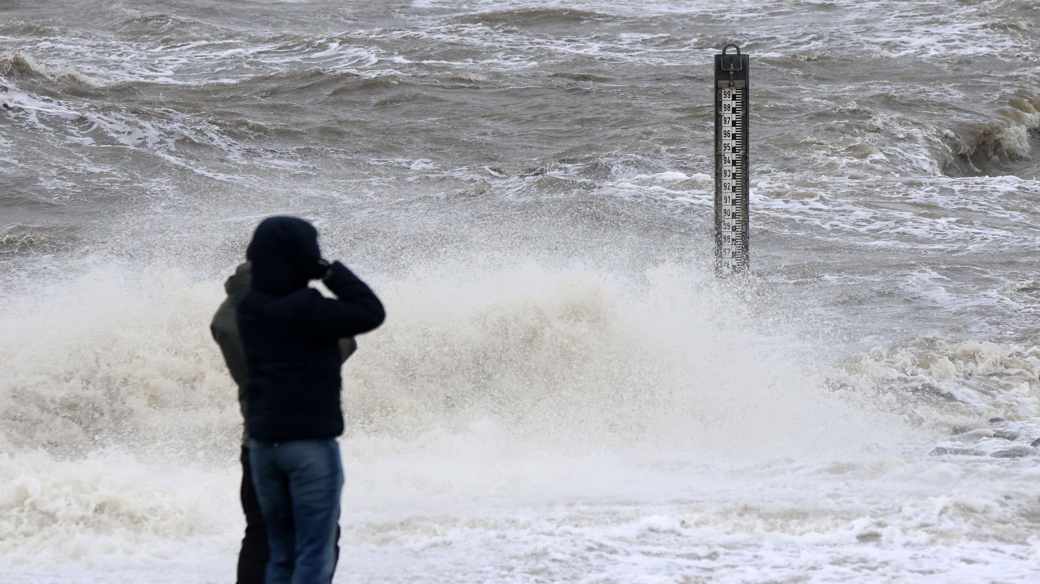 24.10.2025, Schleswig-Holstein, Dageb&uuml;ll: Das Wasser der Nordsee peitscht bei einer Sturmflut am F&auml;hranleger ans Ufer. Der F&auml;hrverkehr ist aktuell eingestellt. Sturmtief &bdquo;Joshua&ldquo; zieht als Herbststurm &uuml;ber Deutschland hinweg. (Bodo Marks/dpa)
