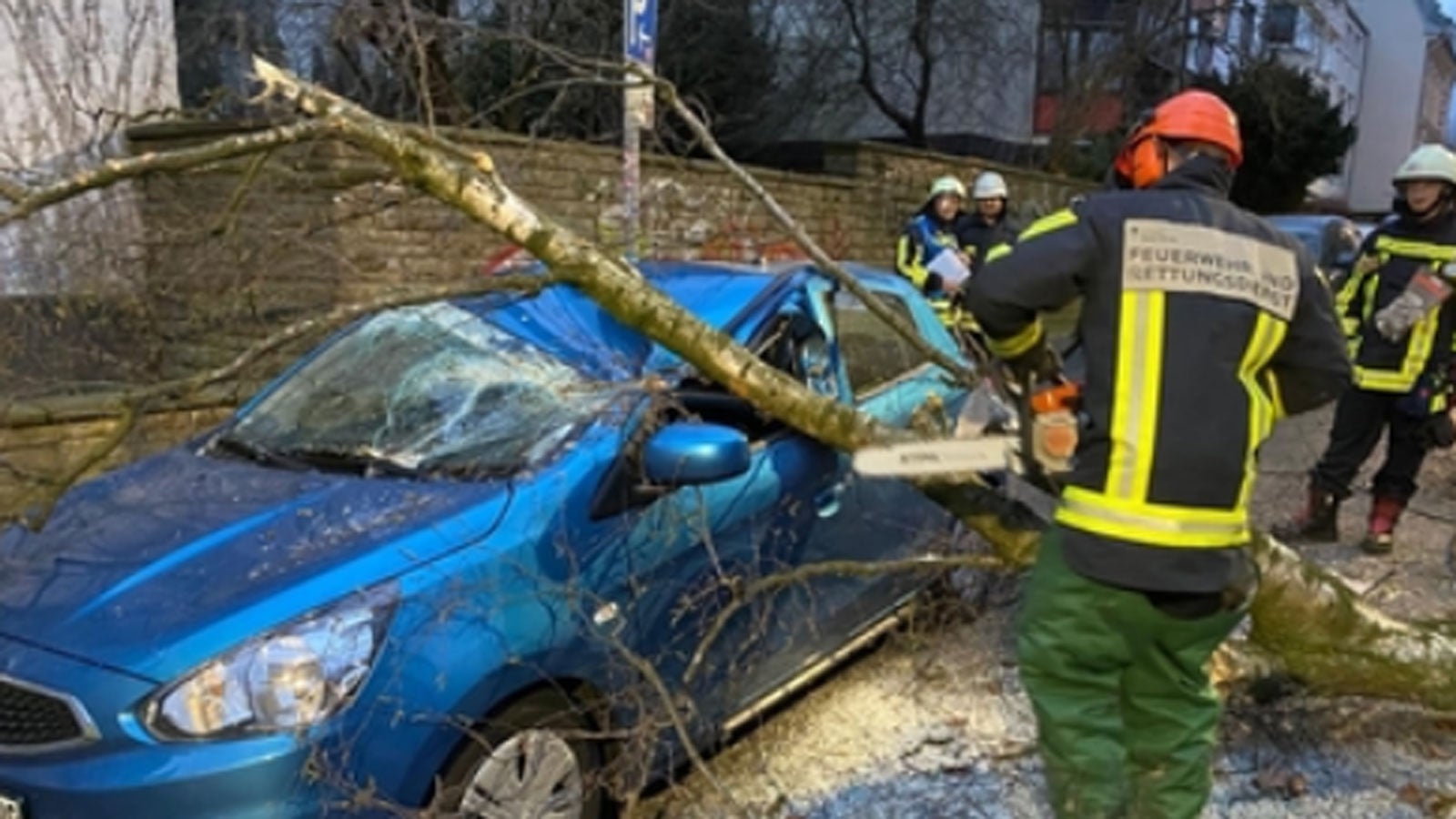 HANDOUT - 09.02.2020, Nordrhein-Westfalen, Bochum: Das Foto der Feuerwehr Bochum zeigt einen von einem umgest&uuml;rzenden Baum getroffenen Personenkraftwagen. Es gab keine Verletzten. Foto: Feuerwehr Bochum /dpa - ACHTUNG: Nur zur redaktionellen Verwendung im Zusammenhang mit der aktuellen Berichterstattung und nur mit vollst&auml;ndiger Nennung des vorstehenden Credits +++ dpa-Bildfunk +++