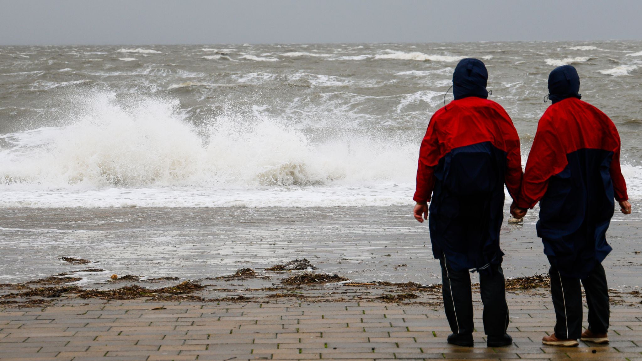 24.10.2025, Schleswig-Holstein, B&uuml;sum: Zwei Personen schauen auf die aufgew&uuml;hlte Nordsee. Das Sturmtief Joshua zieht &uuml;ber den gesamten Norden. In der Nacht kam es zu &Uuml;berflutungen. (Symbolbild) (Frank Molter/dpa)