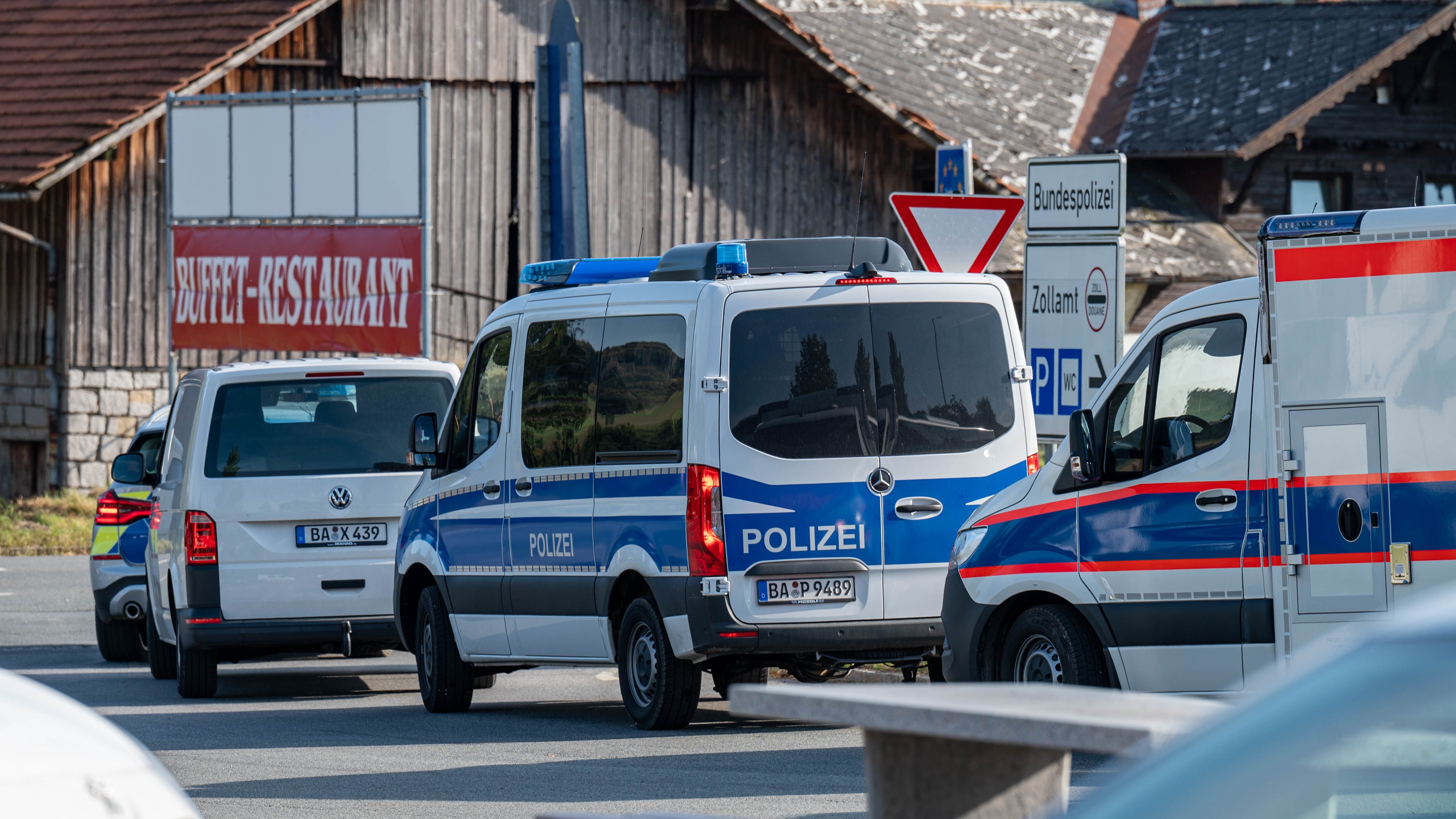 Bayern, Furth im Wald: Einsatzkr&auml;fte stehen auf einem Parkplatz an der deutsch-tschechischen Grenze. Bei einer Wanderung am tschechischen Berg Cerchov ist am 10.10.2021 ein achtj&auml;hriges M&auml;dchen aus Berlin verschwunden.