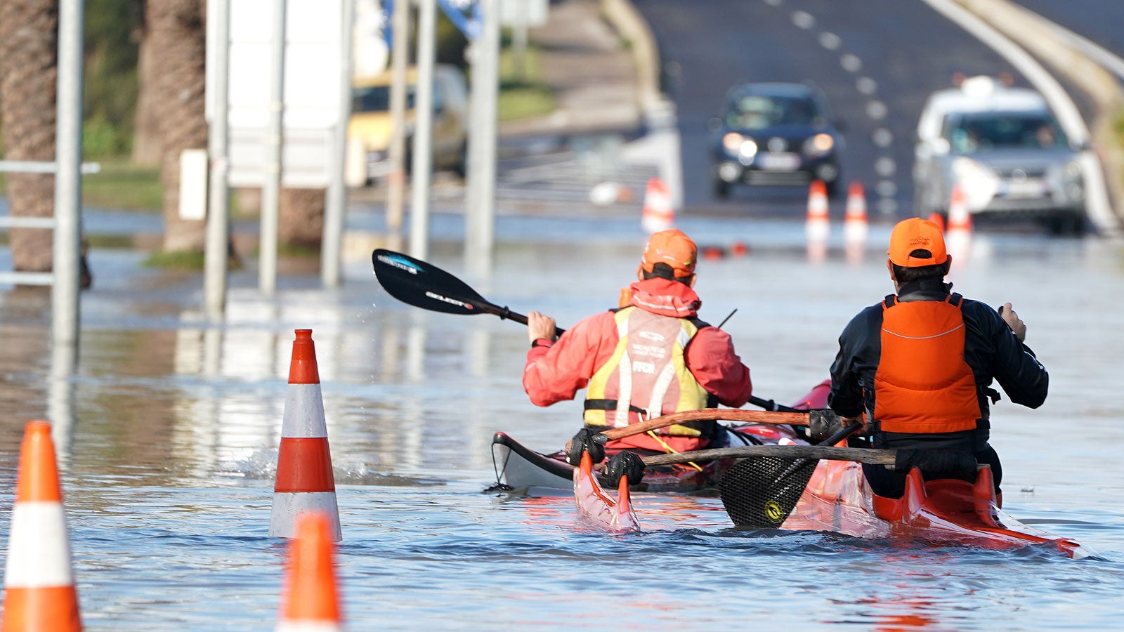 23.11.2019, Frankreich, Palavas-les-Flots: Zwei M&auml;nner paddeln mit ihren Kajaks durch die &uuml;berflutete Stra&szlig;e in Palavas-les-Flots nach einem n&auml;chtlichen Sturm in S&uuml;dfrankreich. Foto: PASCAL GUYOT/AFP/dpa +++ dpa-Bildfunk +++