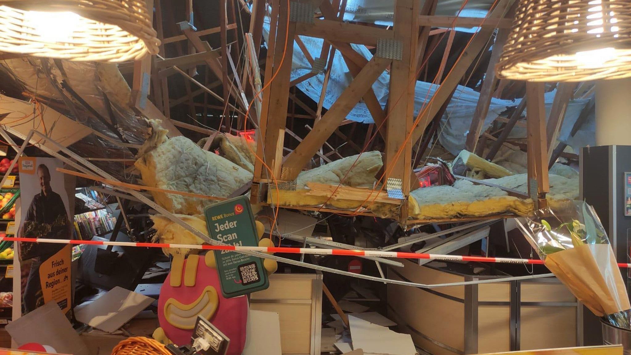 ACHTUNG: Nur zur redaktionellen Verwendung im Zusammenhang mit der aktuellen Berichterstattung und nur mit vollst&auml;ndiger Nennung des vorstehenden Credits

HANDOUT - 06.09.2025, Baden-W&uuml;rttemberg, Lauchringen: Blick auf den Kassenbereich eines Supermarktes, auf den die Dachkonstruktion gest&uuml;rzt ist. Bei dem Vorfall sind vier Menschen verletzt worden, zwei davon schwer. (Freiwillige Feuerwehr Lauchringen/dpa)