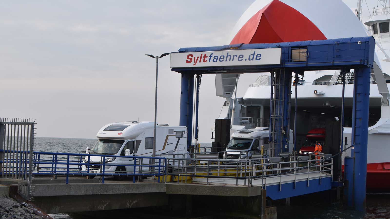 01.05.2021, Schleswig-Holstein, List: Die erste F&auml;hre, die zwischen der d&auml;nische Nachbarinsel R&ouml;m&ouml; und Sylt pendelt, legt um 7:30 Uhr im Hafen von List an, und Wohnmobile rollen an Land. Nach rund sechs Monaten Pause wegen der Corona-Pandemie sind am Samstagmorgen die ersten Urlauber auf Sylt angekommen. Die gr&ouml;&szlig;te deutsche Nordseeinsel geh&ouml;rt zur touristische Modellregion Nordfriesland. Foto: Lea Pischel/dpa +++ dpa-Bildfunk +++