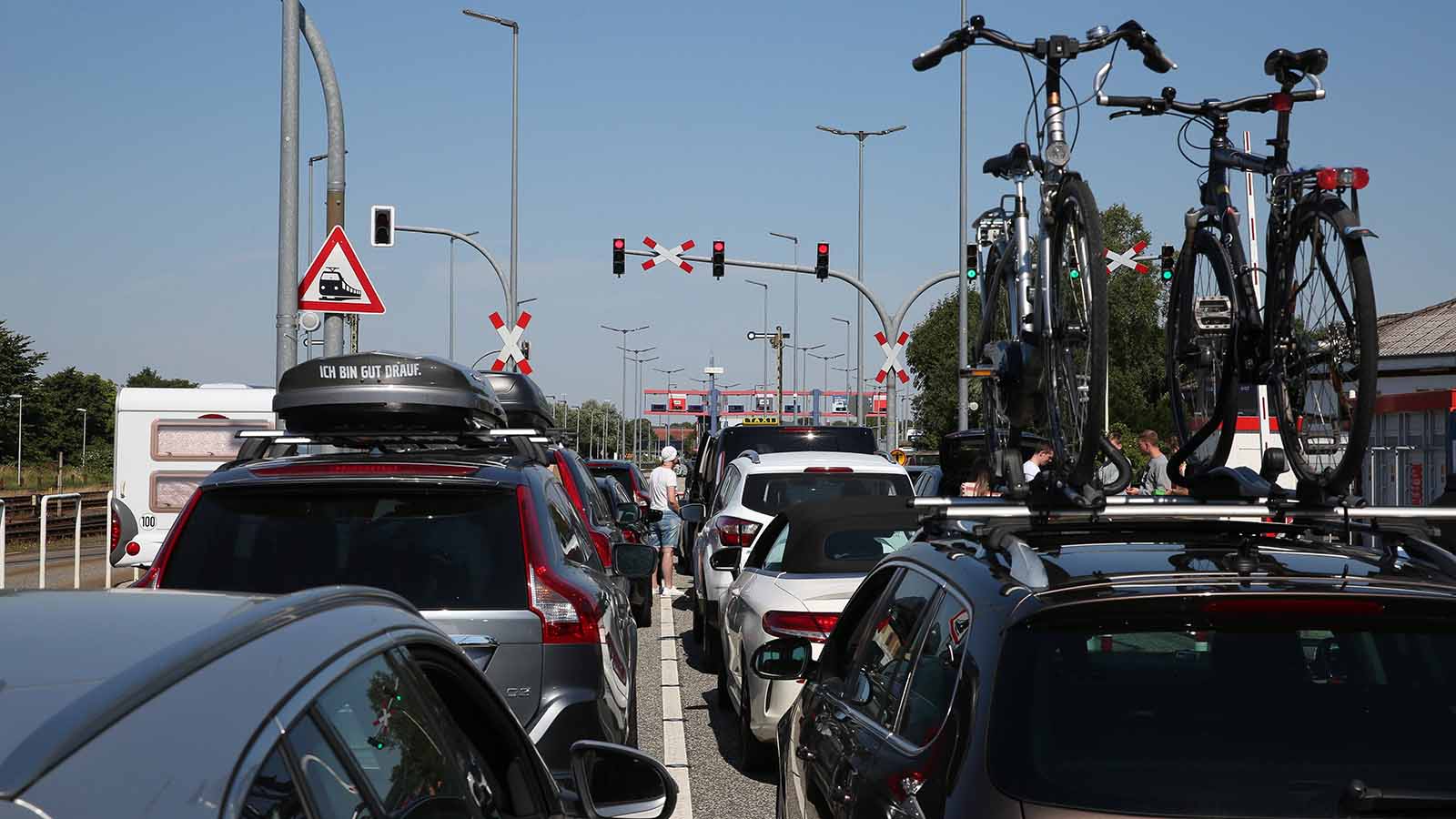 Schleswig-Holstein, Sylt, 07.08.20, das hei&szlig;este Wochende des Jahres auf der Nordseeinsel Sylt, Hitze, Urlaub, Strand, Sonne, Meer, volle Str&auml;nde, &uuml;hl, Auto Reisezug, Stau, Wartezeit, Fahr&auml;der auf Dachgep&auml;cktr&auml;ger, Nieb *** Schleswig Holstein, Sylt, 07 08 20, the hottest weekend of the year on the North Sea island Sylt, heat, vacation, beach, sun, sea, full beaches, cool, car train, traffic jam, waiting time, bicycles on roof racks, Nieb