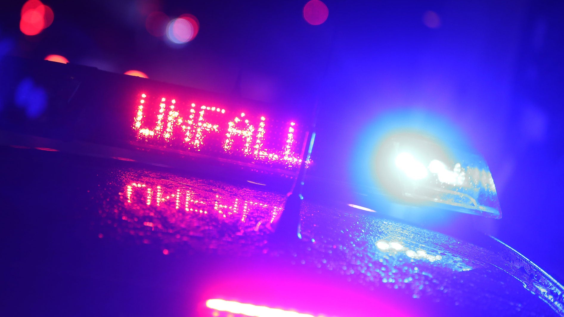 09.12.2018, Bayern, Martinszell: Ein Polizeiauto sichert eine Unfallstelle auf der Bundesstra&szlig;e 19. Foto: Karl-Josef Hildenbrand/dpa +++ dpa-Bildfunk +++ 
Credit: dpa 