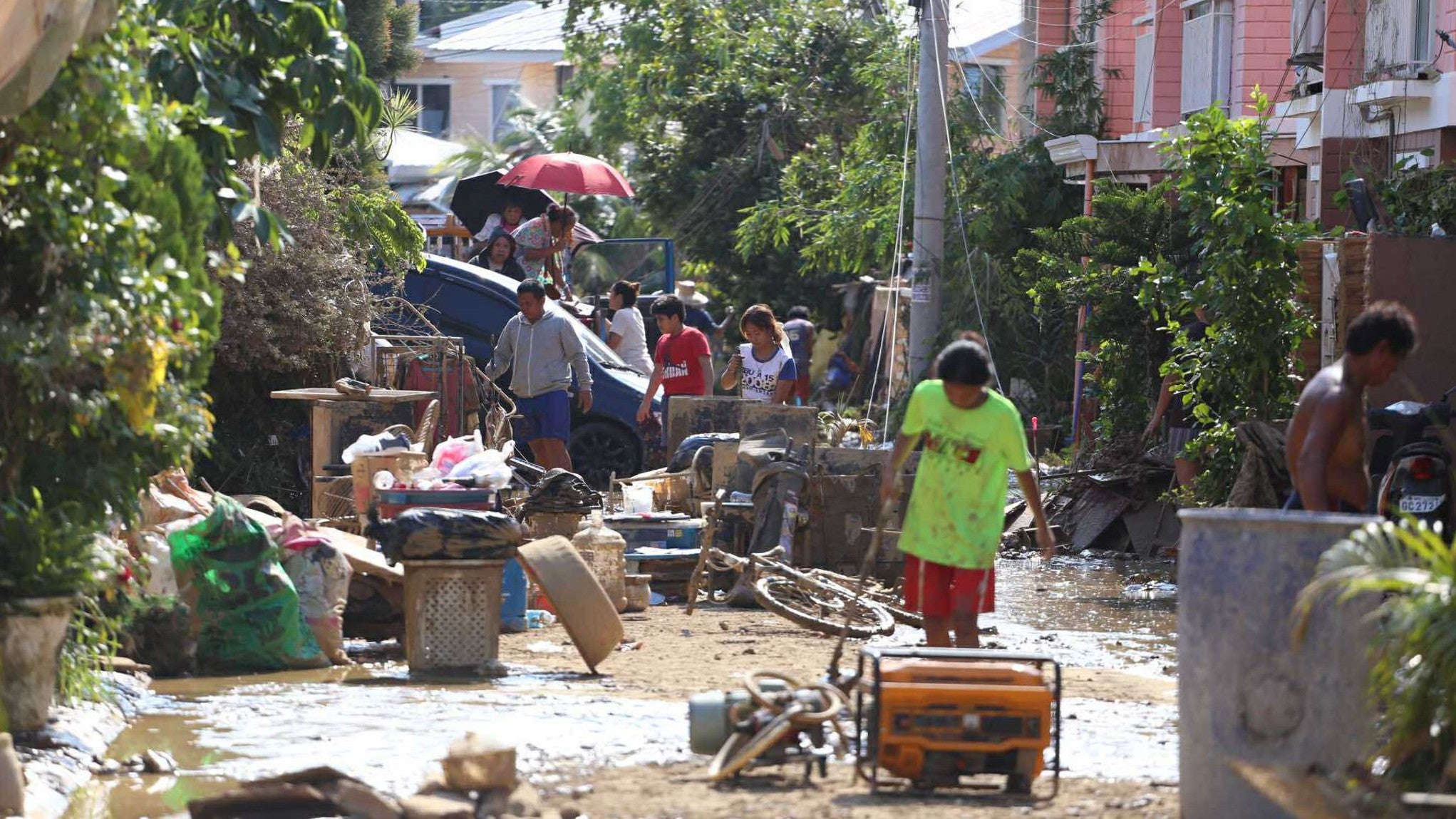 06.11.2025, Philippinen, Liloan: Anwohner r&auml;umen ihre durch den Taifun Kalmaegi besch&auml;digten H&auml;user in Liloan, Provinz Cebu, Zentralphilippinen aus. (Jacqueline Hernandez/AP/dpa)
