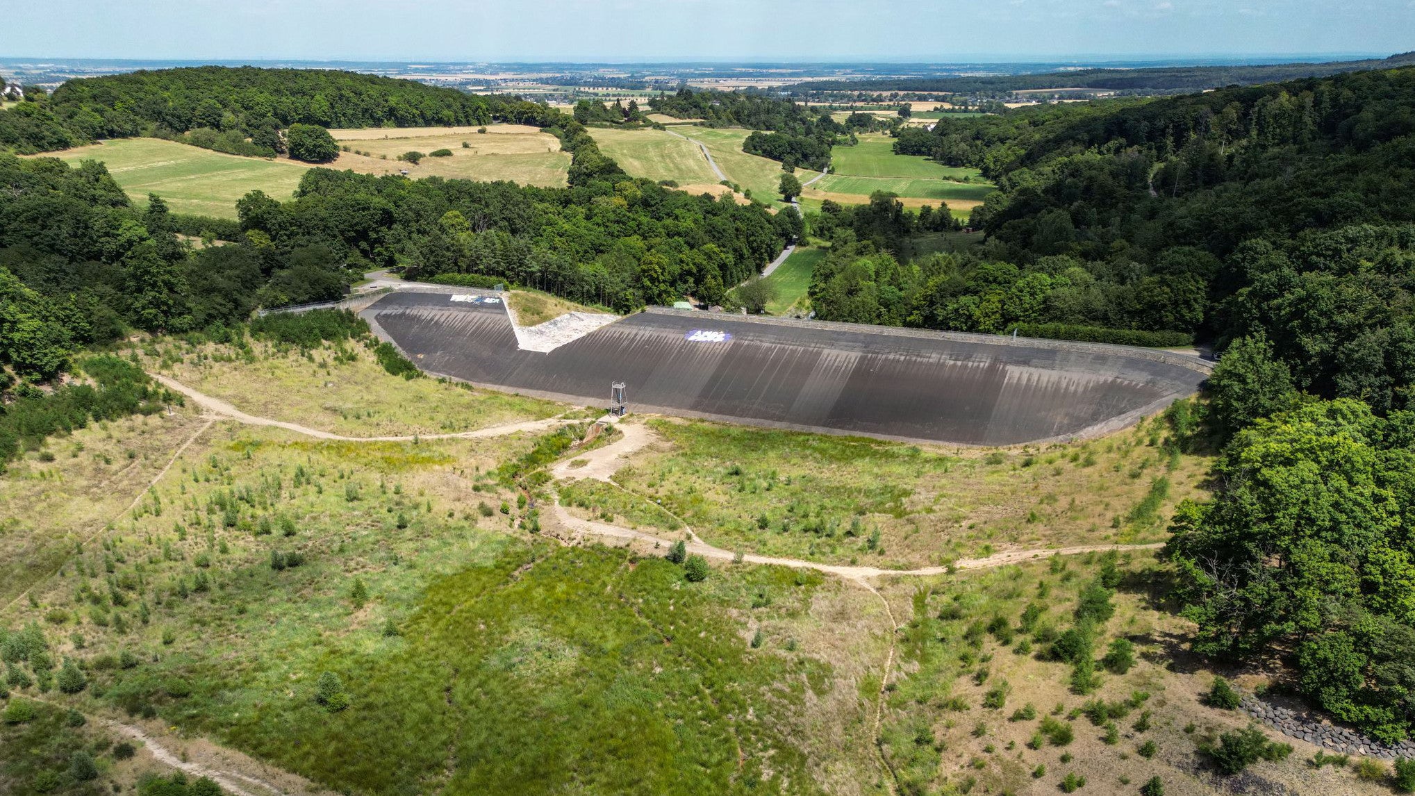 In der Steinbachtalsperre w&auml;chst Gras, wo vorher Wasser stand. Die Talsperre soll wieder aufgebaut werden (Oliver Berg/dpa)

