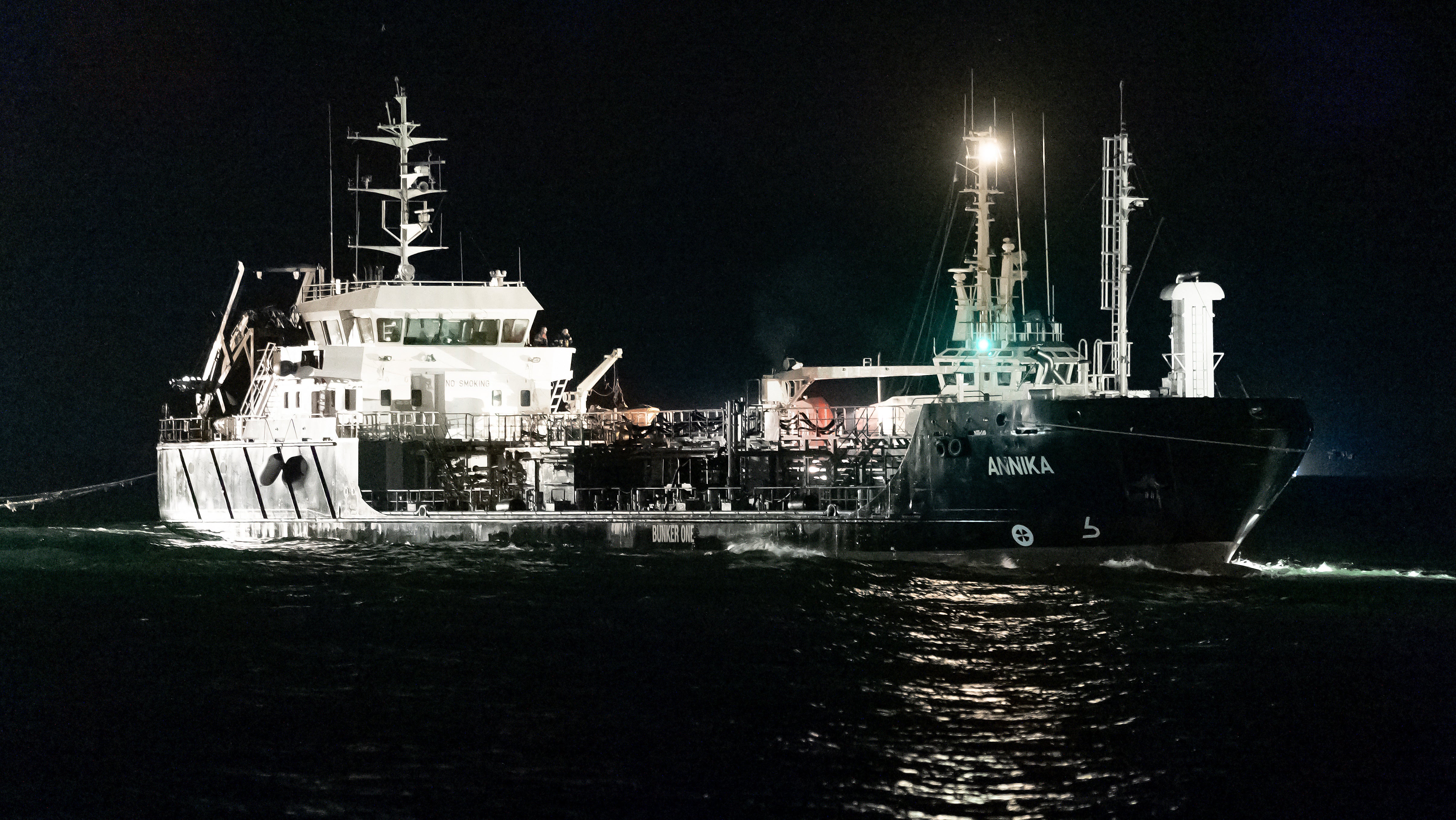 12.10.2024, Mecklenburg-Vorpommern, Rostock: Das Tankschiff Annika wird in der Nacht nach Rostock geschleppt. (Bodo Marks/dpa)
