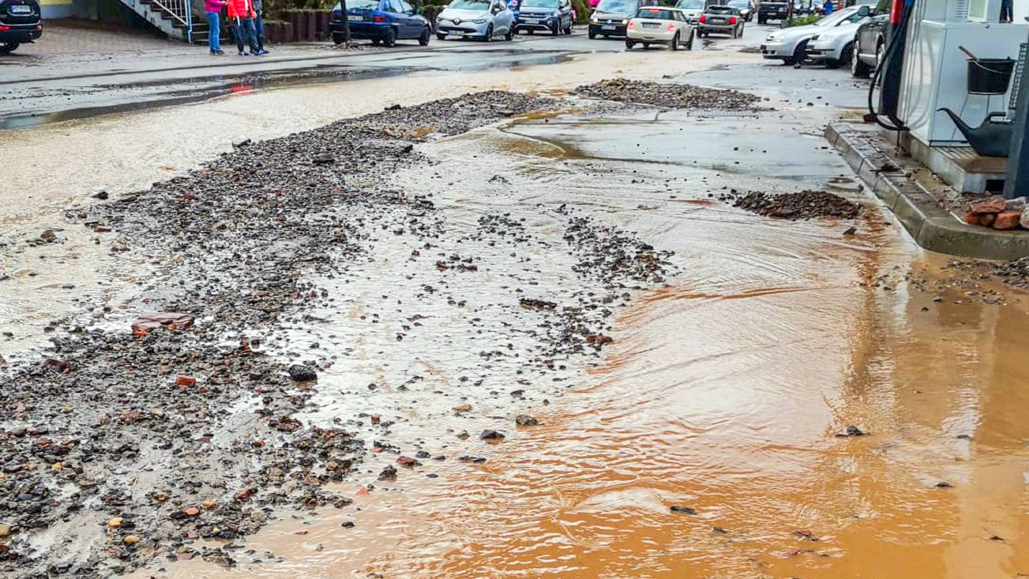 28.04.2023, Baden-W&uuml;rttemberg, Lobbach: Eine &uuml;berflutete Stra&szlig;e ist nach einem Unwetter bei einer Tankstelle zu sehen. Unwetterartige Regenf&auml;lle haben im Norden Baden-W&uuml;rttembergs Stra&szlig;en &uuml;berflutet, Keller volllaufen lassen und in Heidelberg einen Hangrutsch ausgel&ouml;st. Foto: -/EinsatzReport24/dpa +++ dpa-Bildfunk +++