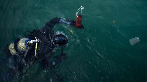 08.06.2019, Spanien, Bermeo: Ein Taucher sucht im Meer vor einem baskischen Dorf nach Abfällen. (Symbolbild) (Alvaro Barrientos/AP/dpa)