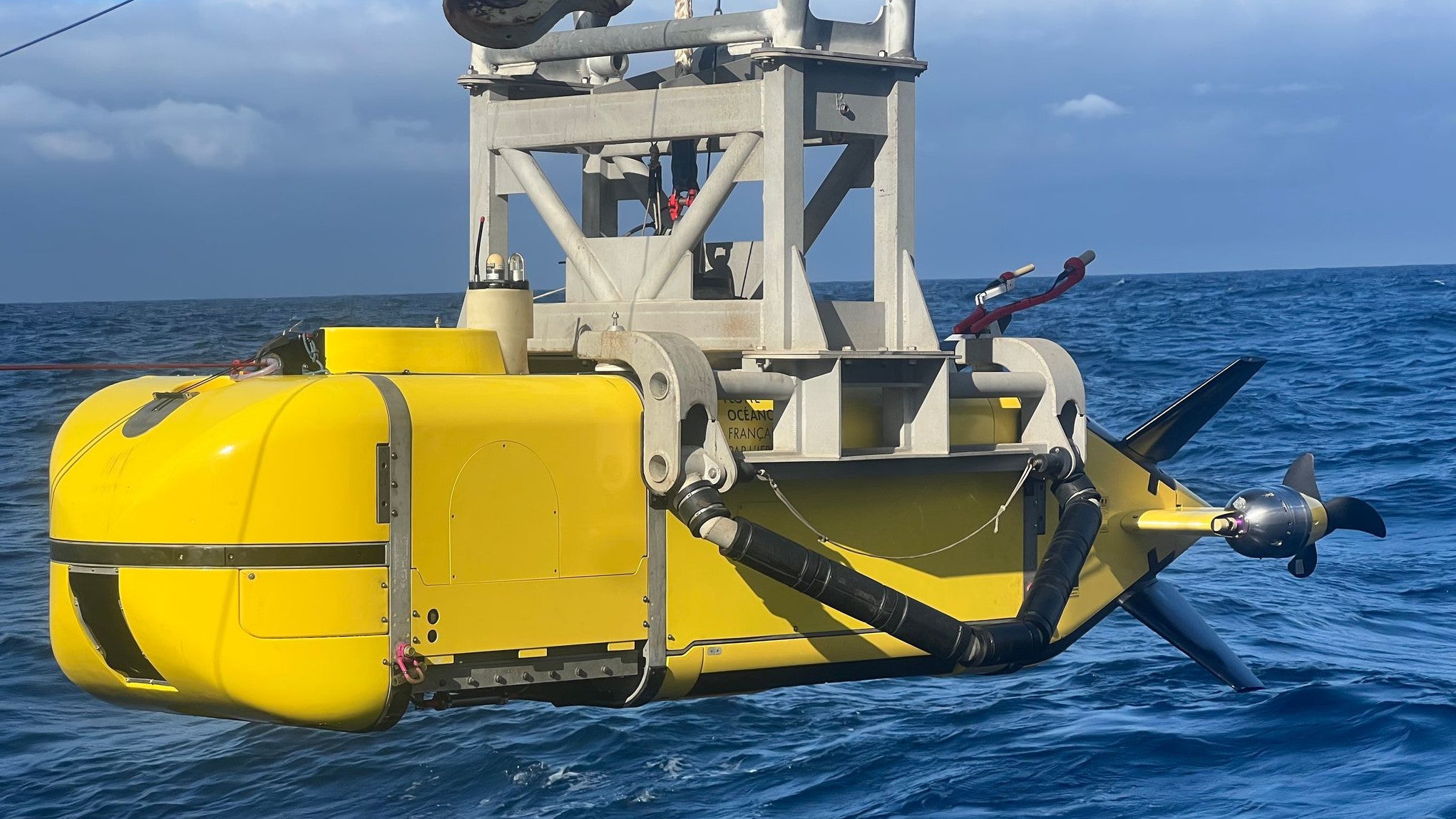 ACHTUNG: Nur zur redaktionellen Verwendung im Zusammenhang mit der aktuellen Berichterstattung und nur mit vollst&auml;ndiger Nennung des vorstehenden Credits

27.06.2025, Atlantik: Diese undatierte Aufnahme zeigt den autonomen Tauchroboter Ulyx, mit dessen Hilfe Fachleute im Nordostatlantik nach F&auml;ssern mit Atomm&uuml;ll suchen, die dort vor Jahrzehnten entsorgt wurden. Etliche Staaten entsorgten vor Jahrzehnten mitten im Atlantik F&auml;sser mit Atomm&uuml;ll. Wo genau sie sind, war lange unklar. Bei ihrer Suche danach haben Wissenschaftler bereits mehr als 1.000 F&auml;sser entdeckt. Mindestens 200.000 F&auml;sser werden aber alleine im Nordostatlantik vermutet &ndash; in einer Tiefe zwischen 3.000 und 5.000 Metern. (Flotte Oc&eacute;anographique Fran&ccedil;aise/dpa)