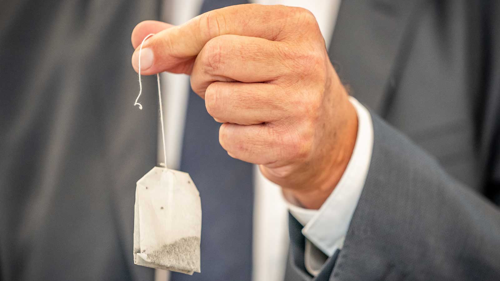 14.07.2020, Berlin: Gerd M&uuml;ller (CSU), Bundesminister f&uuml;r wirtschaftliche Zusammenarbeit und Entwicklung, zeigt einen Teebeutel, der unter Einhaltung der Menschenrechte hergestellt wurde und nach M&uuml;llers Angaben in der Herstellung nur minimal teurer ist. M&uuml;ller und Bundesarbeitsminister Heil wollen Unternehmen noch in dieser Legislaturperiode mit einem Gesetz zur Einhaltung von Menschenrechten in den Lieferketten verpflichten. Foto: Michael Kappeler/dpa +++ dpa-Bildfunk +++