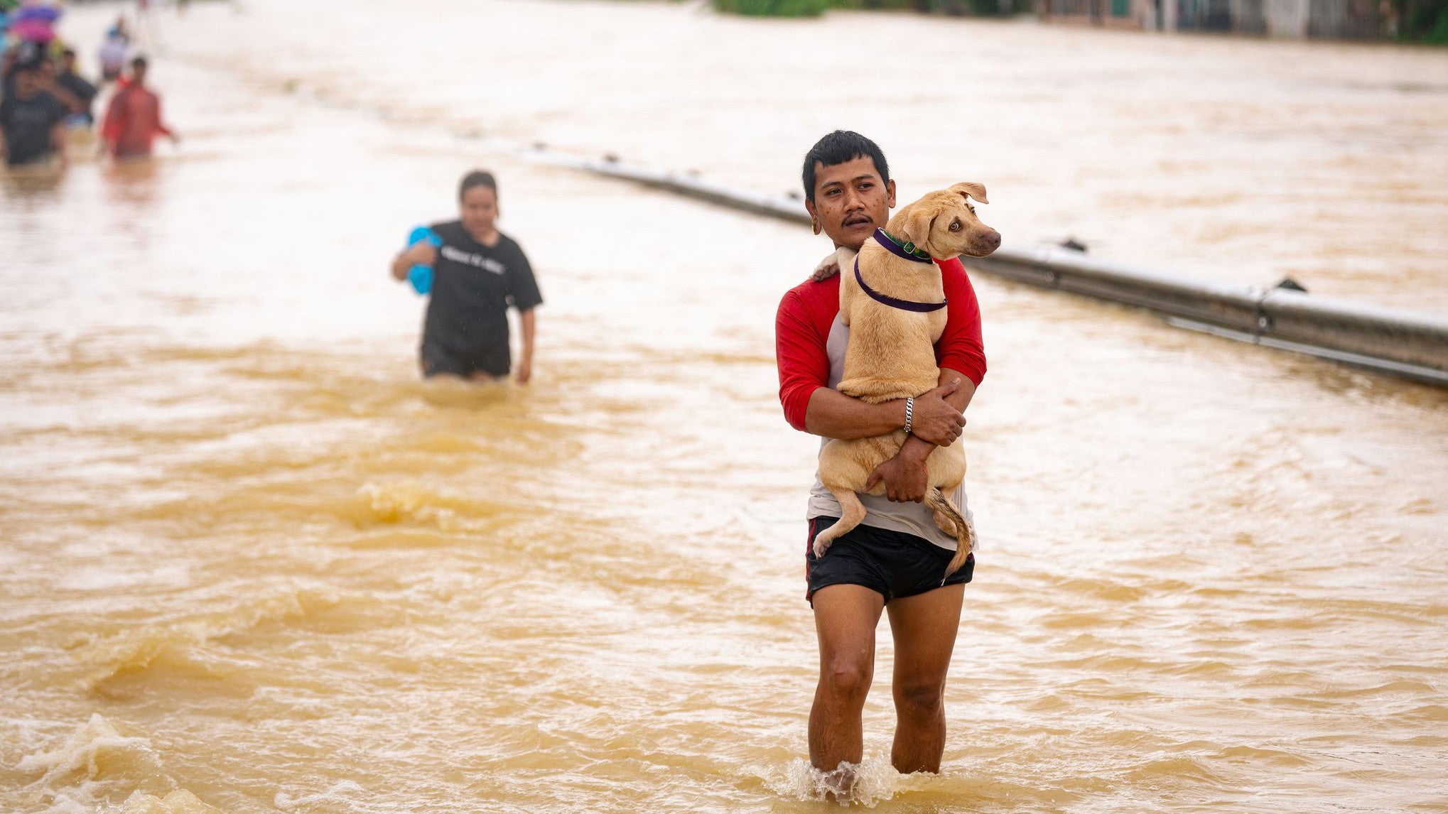Hunderttausende sind in S&uuml;dthailand auf der Flucht vor dem Hochwasser (-/XinHua/dpa)
