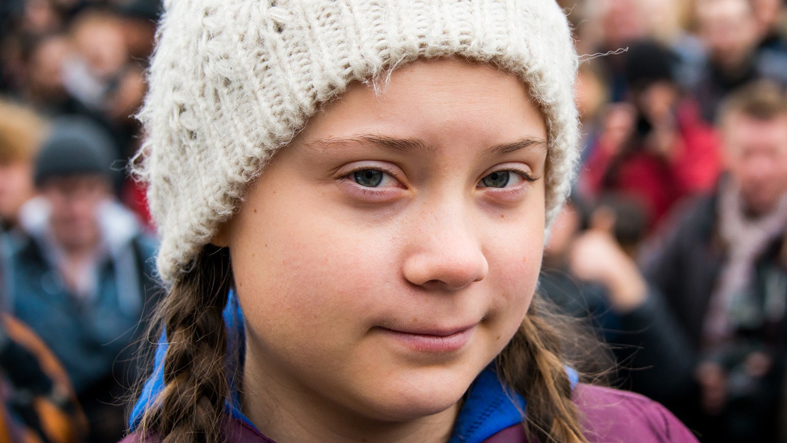 ARCHIV - 01.03.2019, Hamburg: Greta Thunberg, Klimaaktivistin, steht vor einer Kundgebung auf dem Rathausmarkt vor dem Rathaus. Der Alternative Nobelpreis geht in diesem Jahr unter anderen an die schwedische Klimaaktivistin Greta Thunberg.&nbsp;Mit ihr werden die Menschenrechtsaktivistin Aminatu Haidar aus der Westsahara, die chinesische Frauenrechtlerin Guo Jianmei sowie der brasilianische Ureinwohner Davi Kopenawa und seine Vereinigung Hutukara Yanomami ausgezeichnet. Foto: Daniel Bockwoldt/dpa +++ dpa-Bildfunk +++