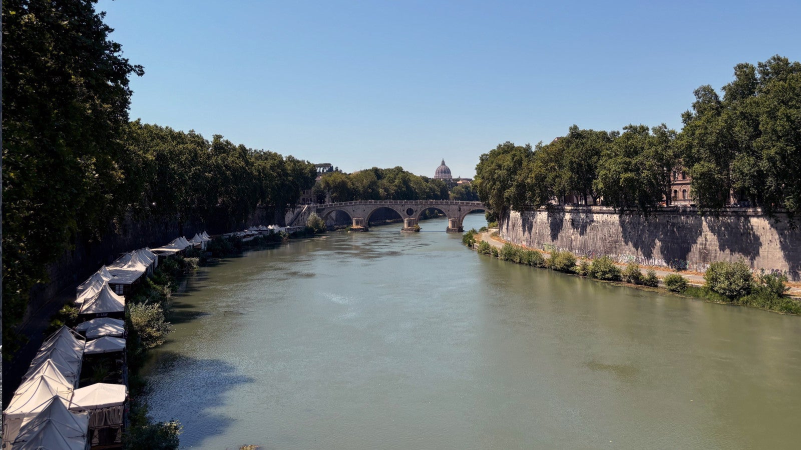 talien, Rom: Der Tiber flie&szlig;t durch Rom. Seit Jahrzehnten ist das Schwimmen in dem Fluss verboten, zu verdreckt ist das Wasser. Foto: Robert Messer/dpa