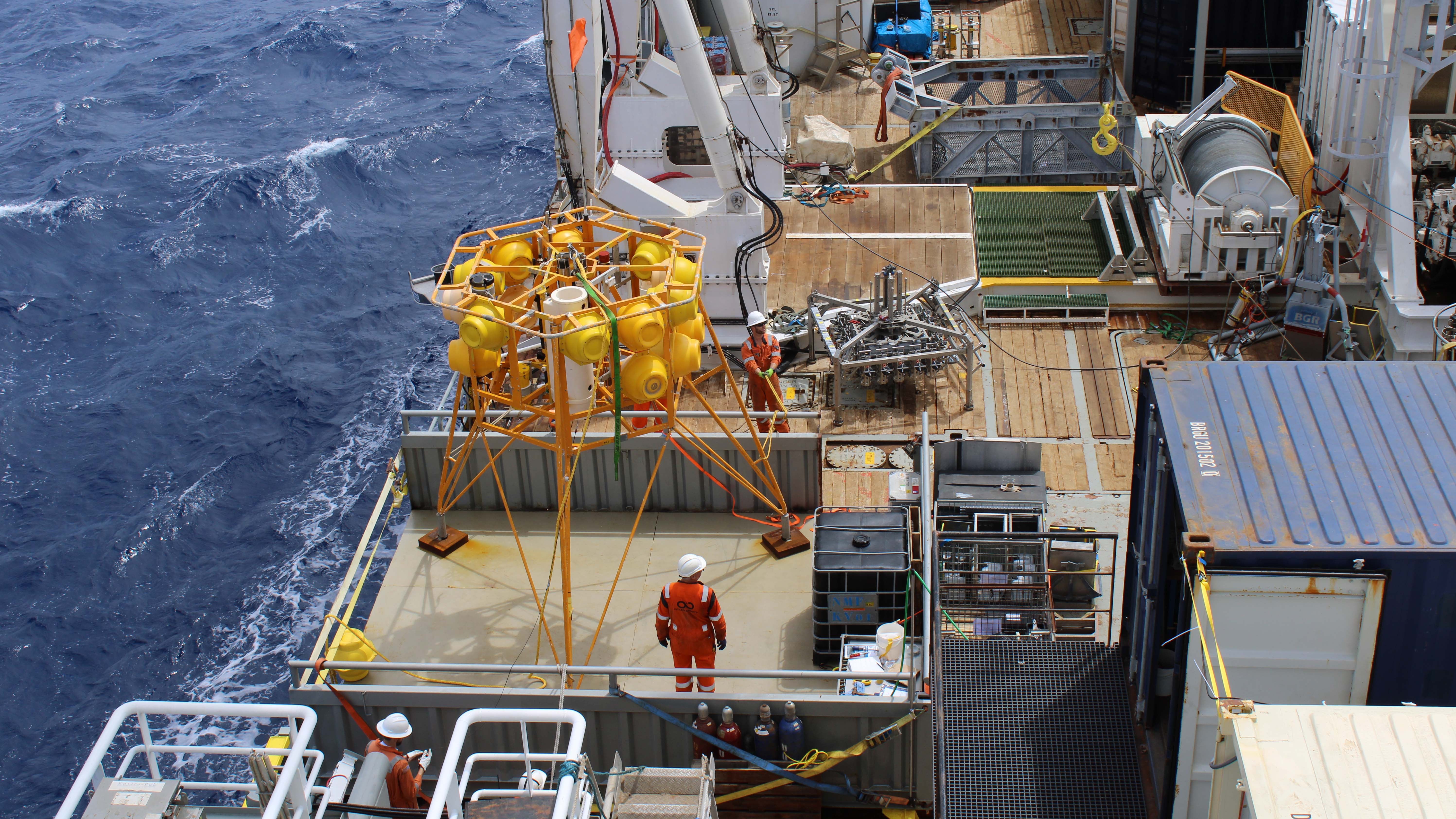 HANDOUT - 14.04.2021, ---: Ein &acute;Freifall-Lander&ordf; an Bord der &acute;Island Pride&ordf; vor dem Aussetzen in die Tiefsee. Das ein vier Meter hohe Metallgestell, das einer Mondlandef&permil;hre &permil;hnelt, ist best&cedil;ckt mit Str&circ;mungs- und Tr&cedil;bungssensoren sowie einem Hydrofon und einer Sinkstofffalle zur Messung des Gesamtpartikelflusses, um m&circ;gliche Auswirkungen der vom Kollektor erzeugten Suspensionsfahne zu messen. Ein Forscherteam mit deutscher Beteiligung hat am Meeresboden des Pazifiks ein Ger&permil;t f&cedil;r den Abbau metallhaltiger Manganknollen getestet. (zu dpa &acute;Ger&permil;tetest zum Rohstoff-Abbau in der Tiefsee abgeschlossen&ordf;) Foto: -/BGR/dpa - ACHTUNG: Nur zur redaktionellen Verwendung im Zusammenhang mit der aktuellen Berichterstattung und nur mit vollst&permil;ndiger Nennung des vorstehenden Credits +++ dpa-Bildfunk +++