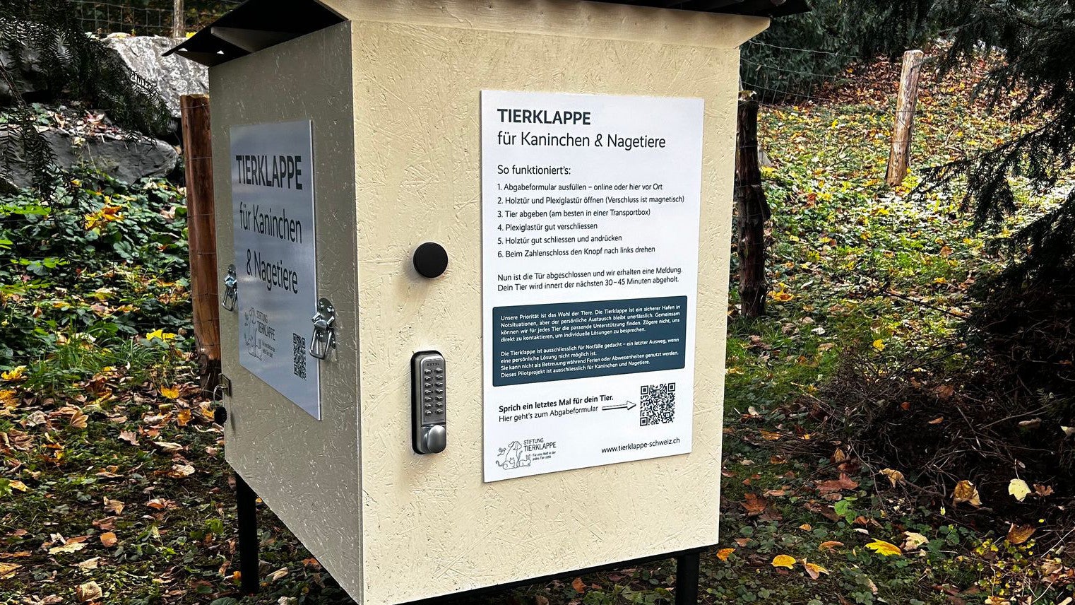 ACHTUNG: Nur zur redaktionellen Verwendung im Zusammenhang mit der aktuellen Berichterstattung und nur mit vollst&auml;ndiger Nennung des vorstehenden Credits
 
07.11.2025, Schweiz, Hilterfingen: Die erste "Tierklappe" der Schweiz (undatierte Aufnahme). Dort k&ouml;nnen Menschen Kaninchen und Nagetiere anonym abgeben. Wenn die T&uuml;r geschlossen wird, werden Tiersch&uuml;tzer alarmiert, die das Tier innerhalb von weniger als einer Stunde abholen. Das Konzept ist nicht unumstritten. (Stiftung Tierklappe/dpa)
