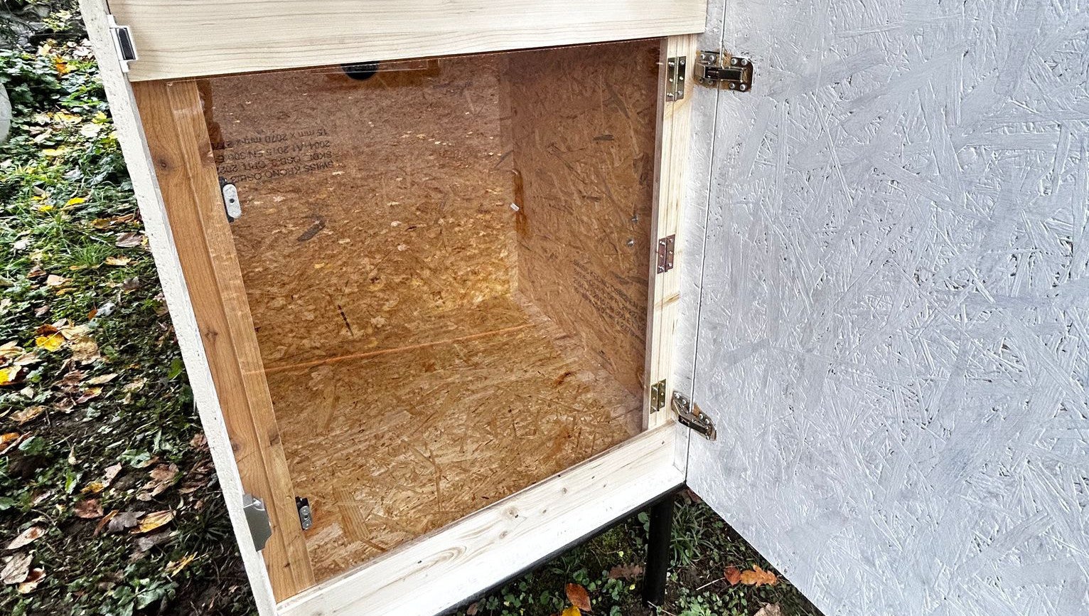 ACHTUNG: Nur zur redaktionellen Verwendung im Zusammenhang mit der aktuellen Berichterstattung und nur mit vollst&auml;ndiger Nennung des vorstehenden Credits

07.11.2025, Schweiz, Hilterfingen: Die erste "Tierklappe" der Schweiz (undatierte Aufnahme). Dort k&ouml;nnen Menschen Kaninchen und Nagetiere anonym abgeben. Wenn die T&uuml;r geschlossen wird, werden Tiersch&uuml;tzer alarmiert, die das Tier innerhalb von weniger als einer Stunde abholen. Das Konzept ist nicht unumstritten. (-/Stiftung Tierklappe/dpa)