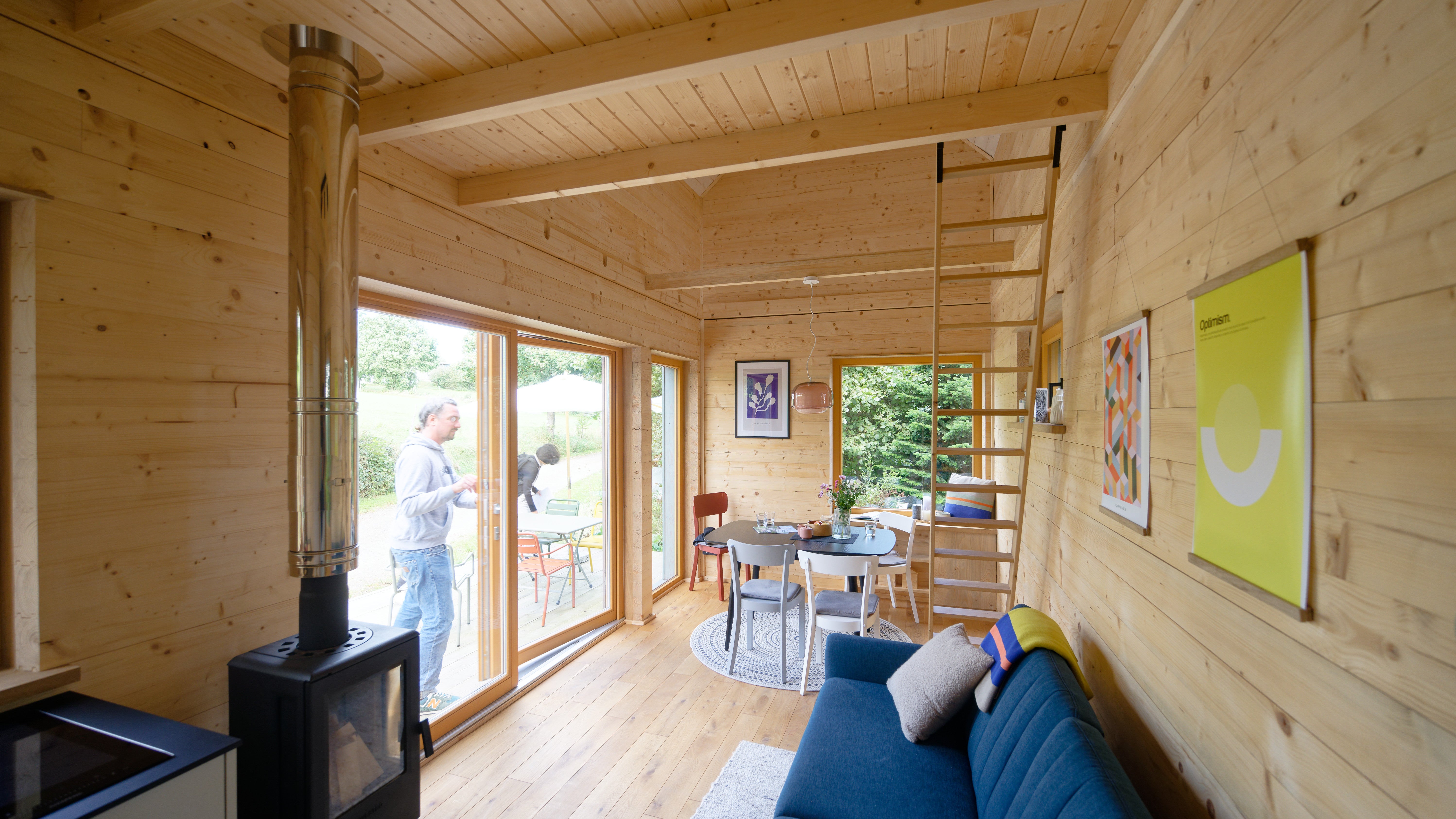 19.09.2023, Nordrhein-Westfalen, Kierspe: Ein Foto zeigt, wie es in einem "Organic Tiny House"  aussehen kann (Henning Kaiser/dpa)

