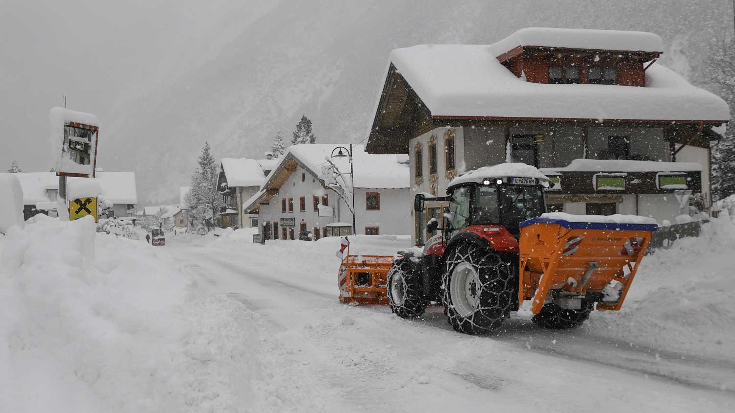 06.01.2019, &Ouml;sterreich, Scharnitz: Ein R&auml;umfahrzeug f&auml;hrt durch den verschneiten Ort Scharnitz. Aufgrund von starken Schneef&auml;llen kam es zu Verkehrsbehinderungen und Stra&szlig;ensperrungen im &ouml;sterreichischen Bundesland Tirol. Foto: Zeitungsfoto.At/Team/APA/dpa +++ dpa-Bildfunk +++ 
Credit: dpa 