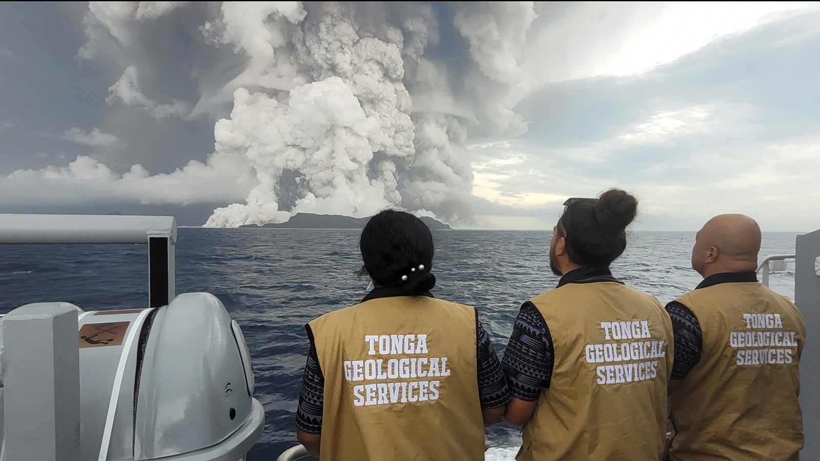 dpatopbilder - HANDOUT - 13.01.2022, Tonga, Hunga Ha&middot;apai: Mitarbeiter des Geologischen Dienstes von Tonga beobachten und &uuml;berwachen den Ausbruch des Vulkans Hunga-Tonga-Hunga-Ha'apai aus sicherer Entfernung. Nach der gigantischen Eruption des Untersee-Vulkans Hunga-Tonga-Hunga-Ha'apai in der S&uuml;dsee sind weite Teile des Inselreichs Tonga weiter von der Au&szlig;enwelt abgeschnitten. Ob es Tote oder Verletzte gab ist ebenso unklar wie das Ausma&szlig; der Sch&auml;den. Foto: Tonga Geological Services/ZUMA Press Wire/dpa - ACHTUNG: Nur zur redaktionellen Verwendung und nur mit vollst&auml;ndiger Nennung des vorstehenden Credits +++ dpa-Bildfunk +++