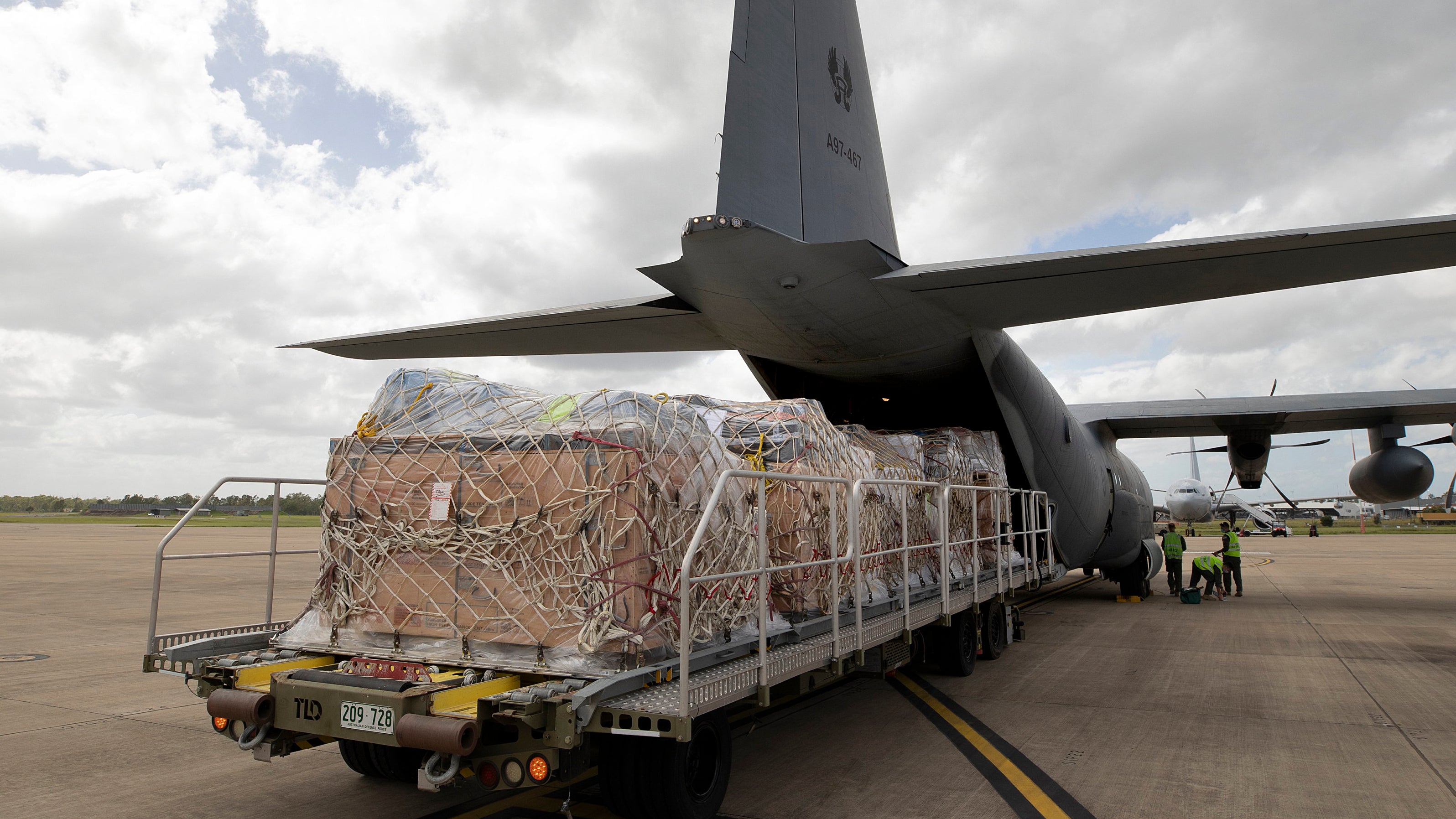21.01.2022, Australien, Amberley: Auf diesem von den australischen Streitkr&auml;ften zur Verf&uuml;gung gestellten Foto wird ein Milit&auml;rtransportflugzeug von Typ C-130J Hercules auf dem RAAF-St&uuml;tzpunkt, mit humanit&auml;rer Hilfe und Hilfsg&uuml;tern beladen. Nach der gewaltigen Eruption eines unterseeischen Vulkans vor Tonga sind erstmals zwei Flugzeuge mit Hilfsg&uuml;tern aus Neuseeland und Australien auf der Hauptinsel Tongatapu gelandet. Foto: Lacw Kate Czerny/Australian Defense Force/dpa +++ dpa-Bildfunk +++

