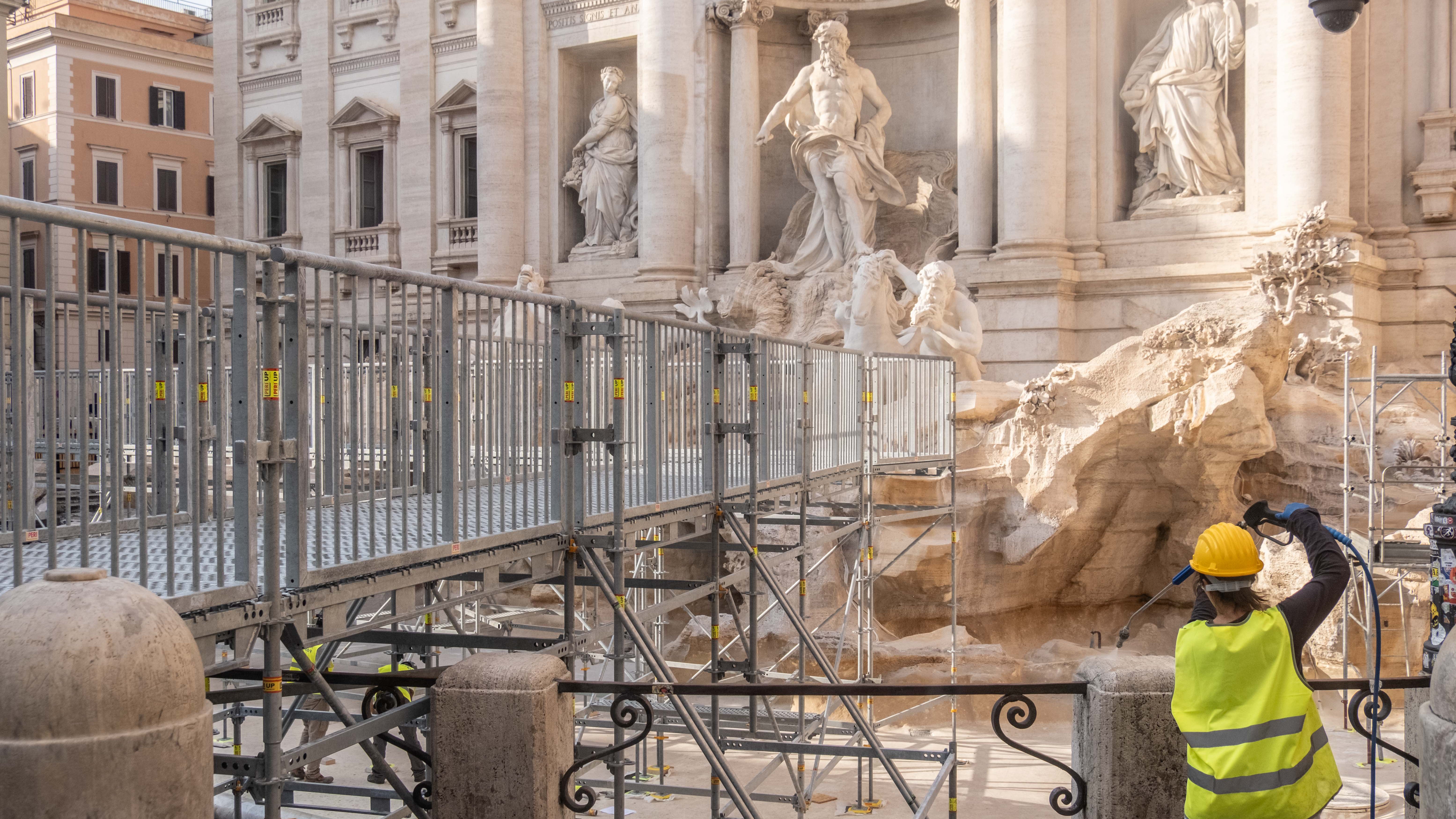 06.11.2024, Italien, Rom: Der Trevi-Brunnen wurde geleert, um Wartungsarbeiten durchzuf&uuml;hren, die bis etwa September 2025 dauern werden. Im Brunnen wurde ein Steg aufgebaut von dem aus man, in kleinen Gruppen, den Brunnen aus der N&auml;he betrachten kann und vor dem Trevi-Brunnen steht ein kleines Becken, in das Touristen ihre M&uuml;nzen werfen k&ouml;nnen. (Francesca Bolla/IPA via ZUMA Press/dpa)

