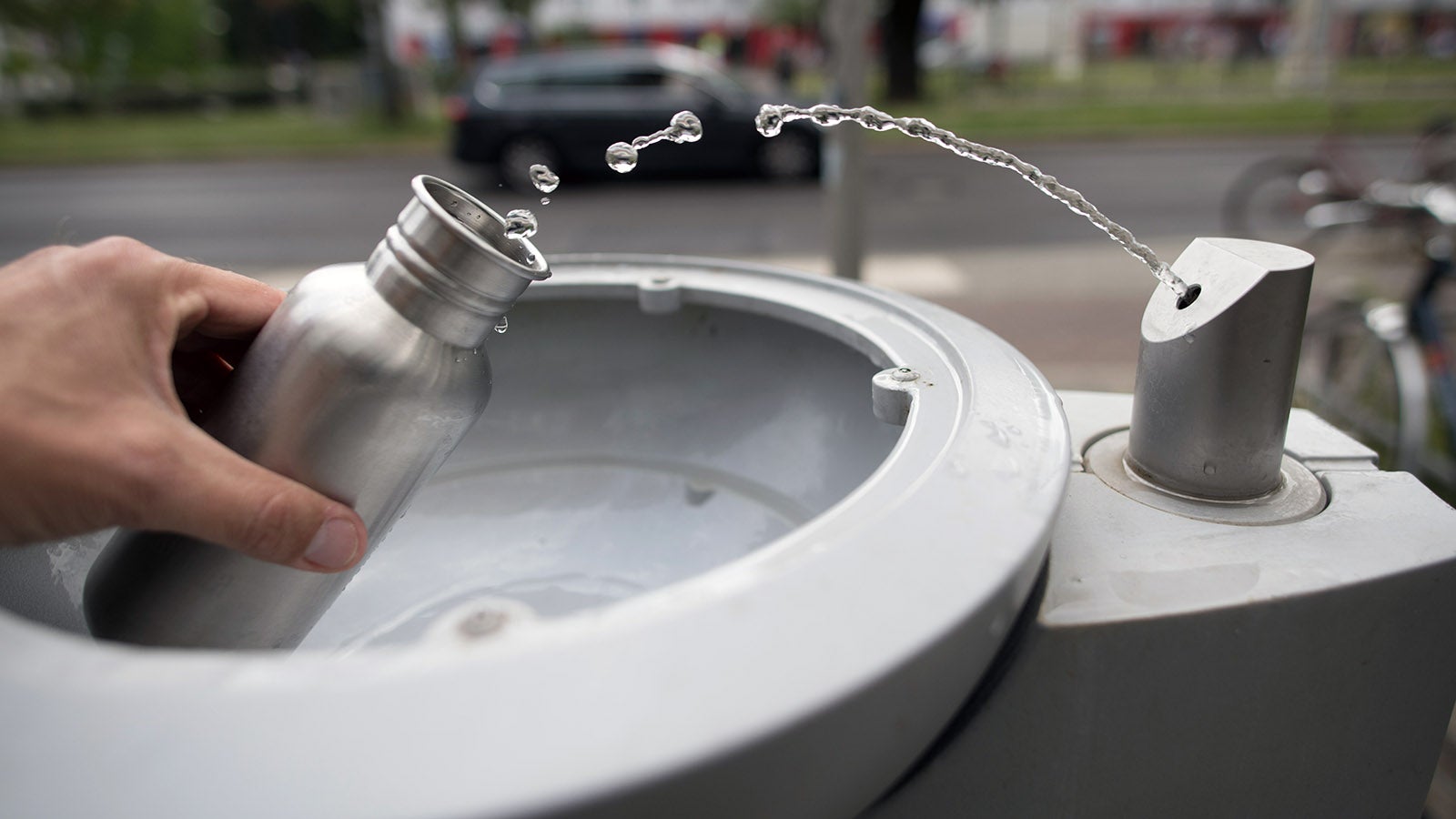 ARCHIV - 12.08.2019, Berlin: An einem Wasserspender der Berliner Wasserbetriebe f&uuml;llt sich ein Passant seine Trinkflasche mit Wasser auf. (zu &laquo;Dienstag Wasserbetriebe: Trinkwasserversorgung auch bei Trockenheit gesichert&raquo;) Foto: J&ouml;rg Carstensen/dpa +++ dpa-Bildfunk +++